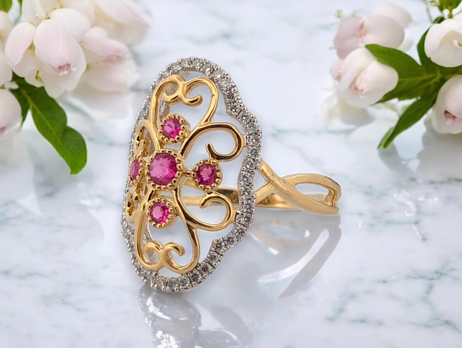 Taglio ovale Sylvie  Anello in oro giallo 10k con rubini e diamanti e .40 CT di rubini naturali in vendita