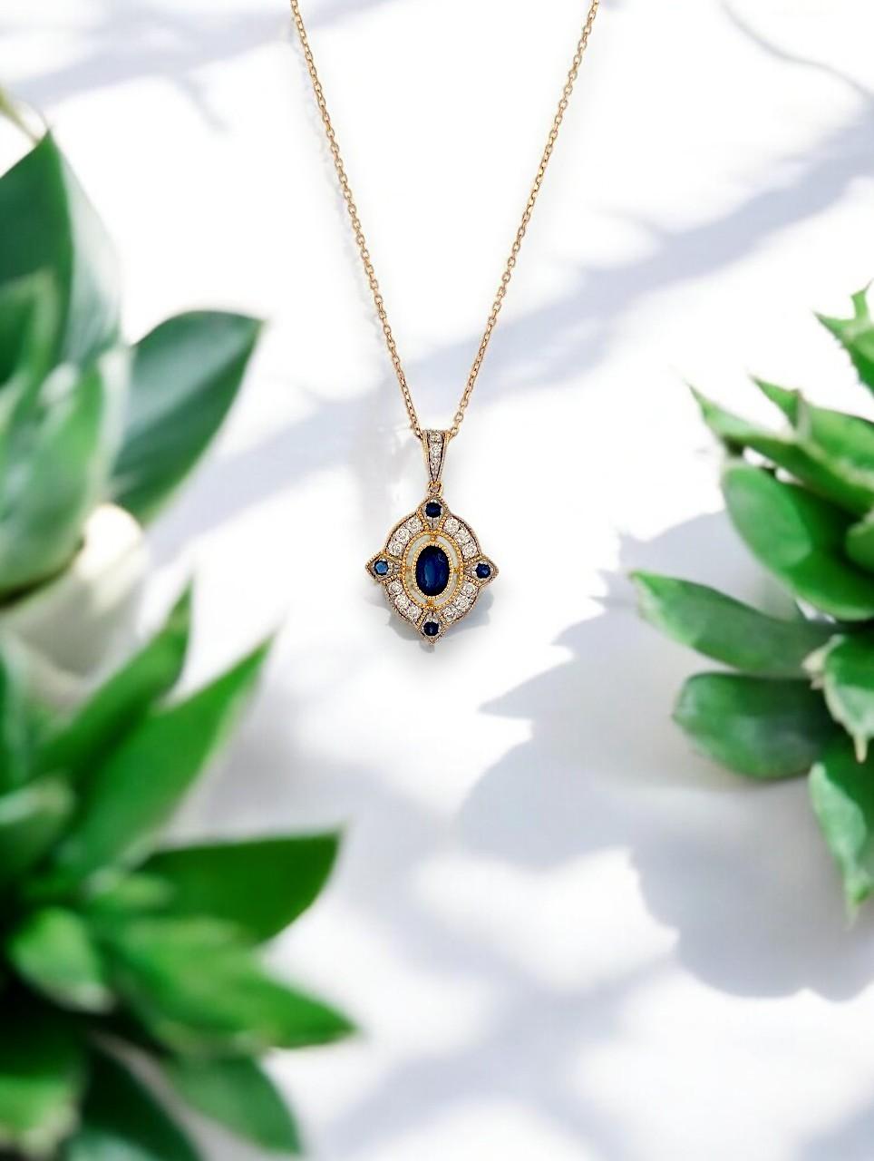 Aggiungi un'eleganza senza tempo alla tua collezione con questa splendida collana con zaffiro e diamante in oro giallo 10k di Mountain Song Jewellers. Con un ciondolo di 1