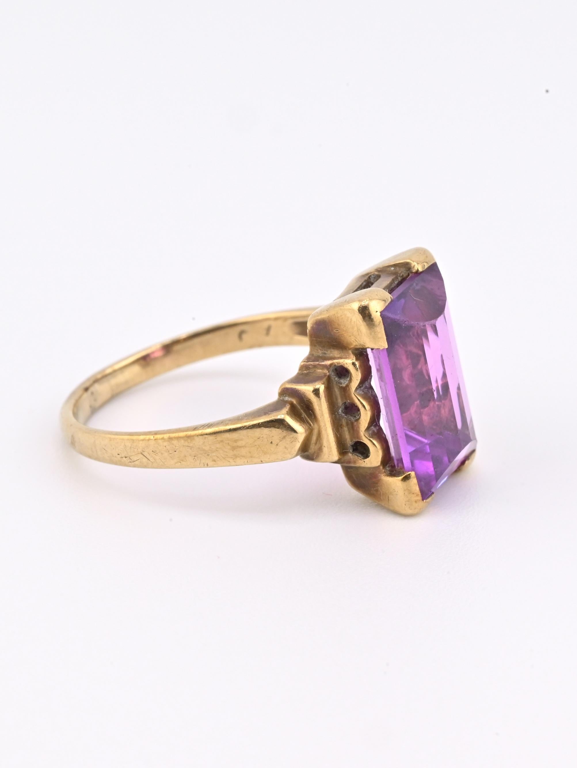 Taglio smeraldo Anello con zaffiro in oro giallo 10K Art Deco / Epoca Retro Certificato IGI Misura 6,75 in vendita