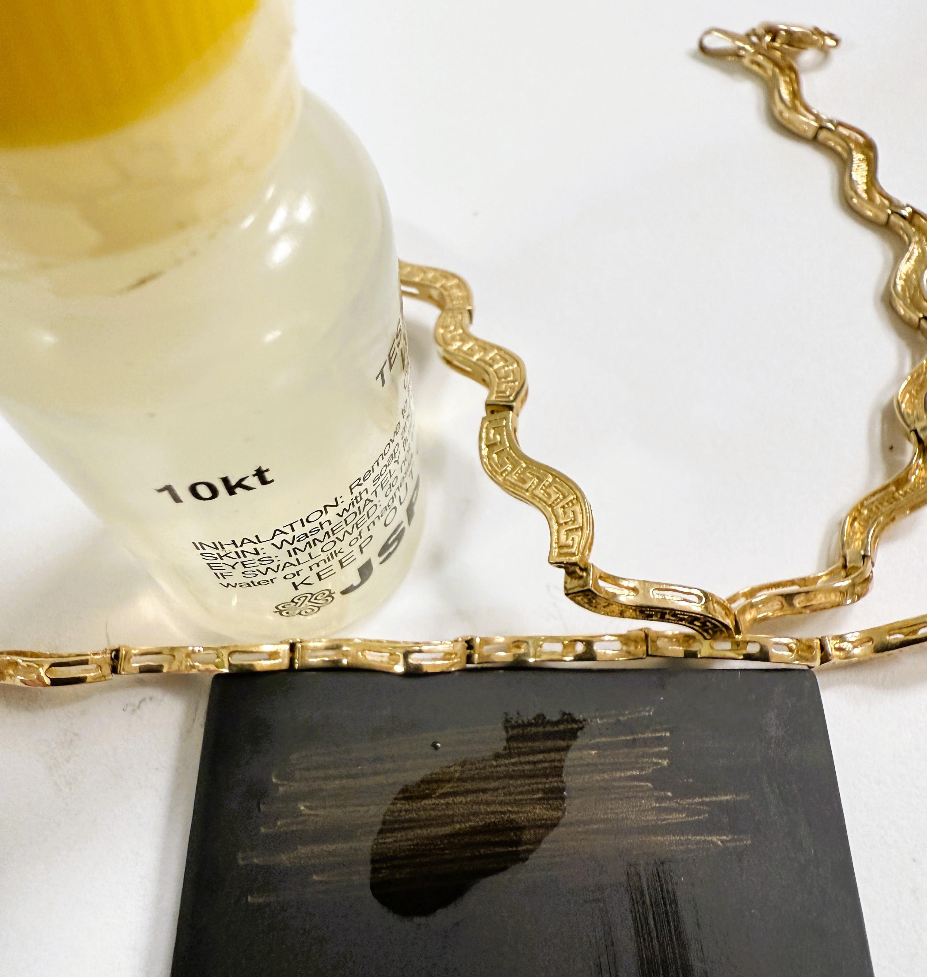 Il s'agit d'un collier très polyvalent.  Un modèle que l'on peut porter en toute occasion.  Il s'agit d'un produit d'occasion en excellent état.  Il a été très bien entretenu.  Tous les maillons sont décorés d'une clé grecque et le style ondulé est