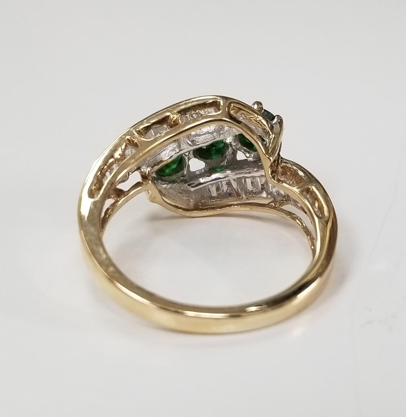 10 Karat Gelbgold Ring mit Tsavorit und Diamant (Moderne) im Angebot