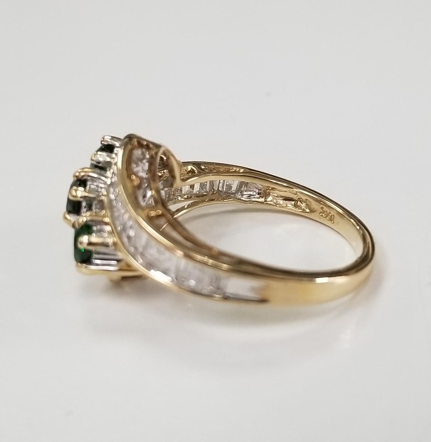 10 Karat Gelbgold Ring mit Tsavorit und Diamant (Rundschliff) im Angebot