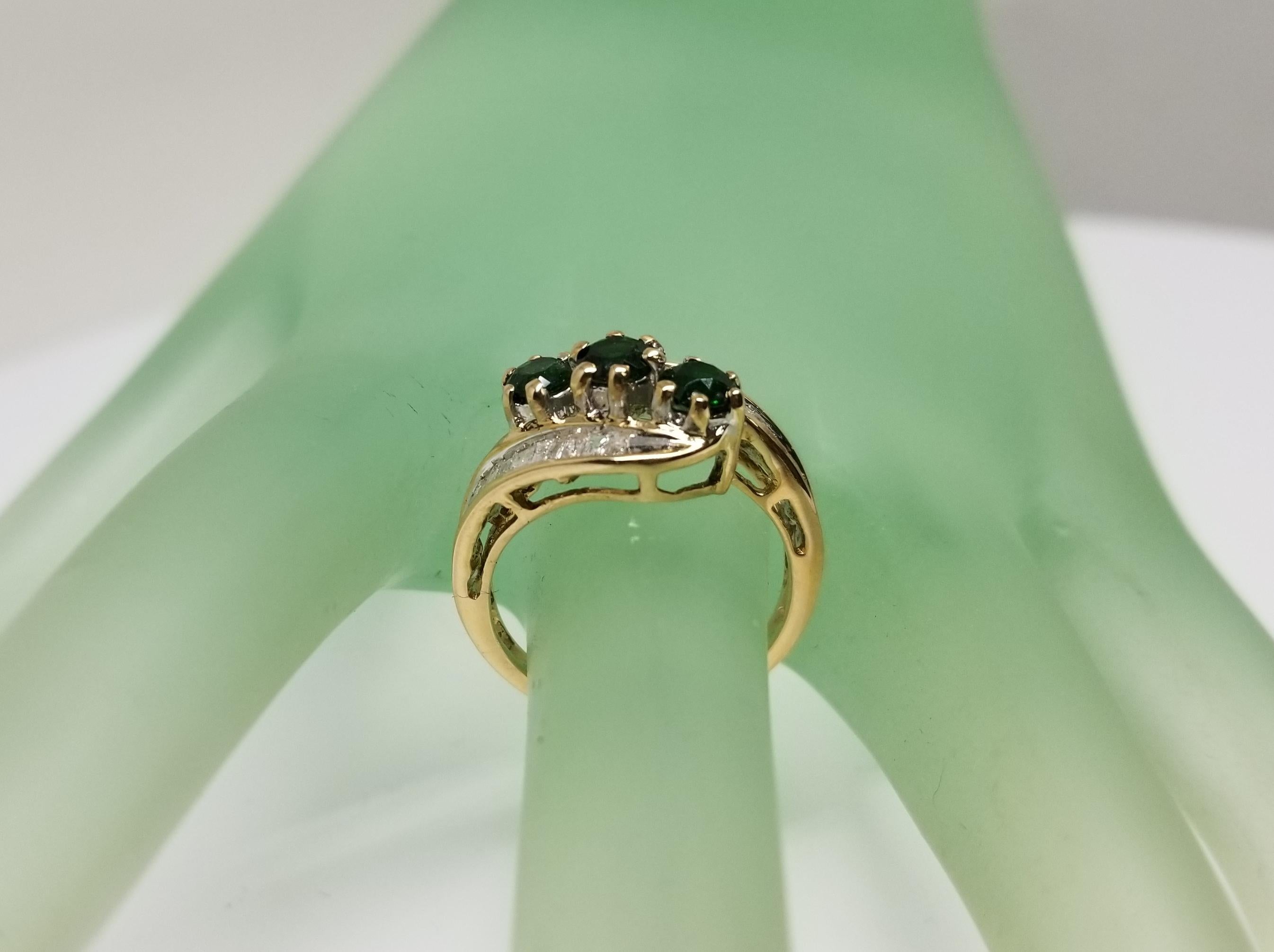 10 Karat Gelbgold Ring mit Tsavorit und Diamant im Angebot 1