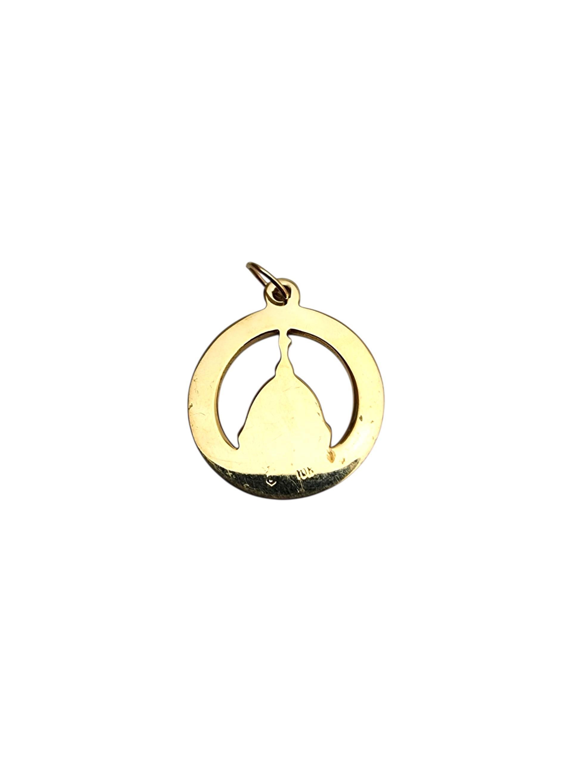 10K Yellow Gold University of Notre Dame Circular Pendant #22751 In Good Condition For Sale In Washington Depot, CT