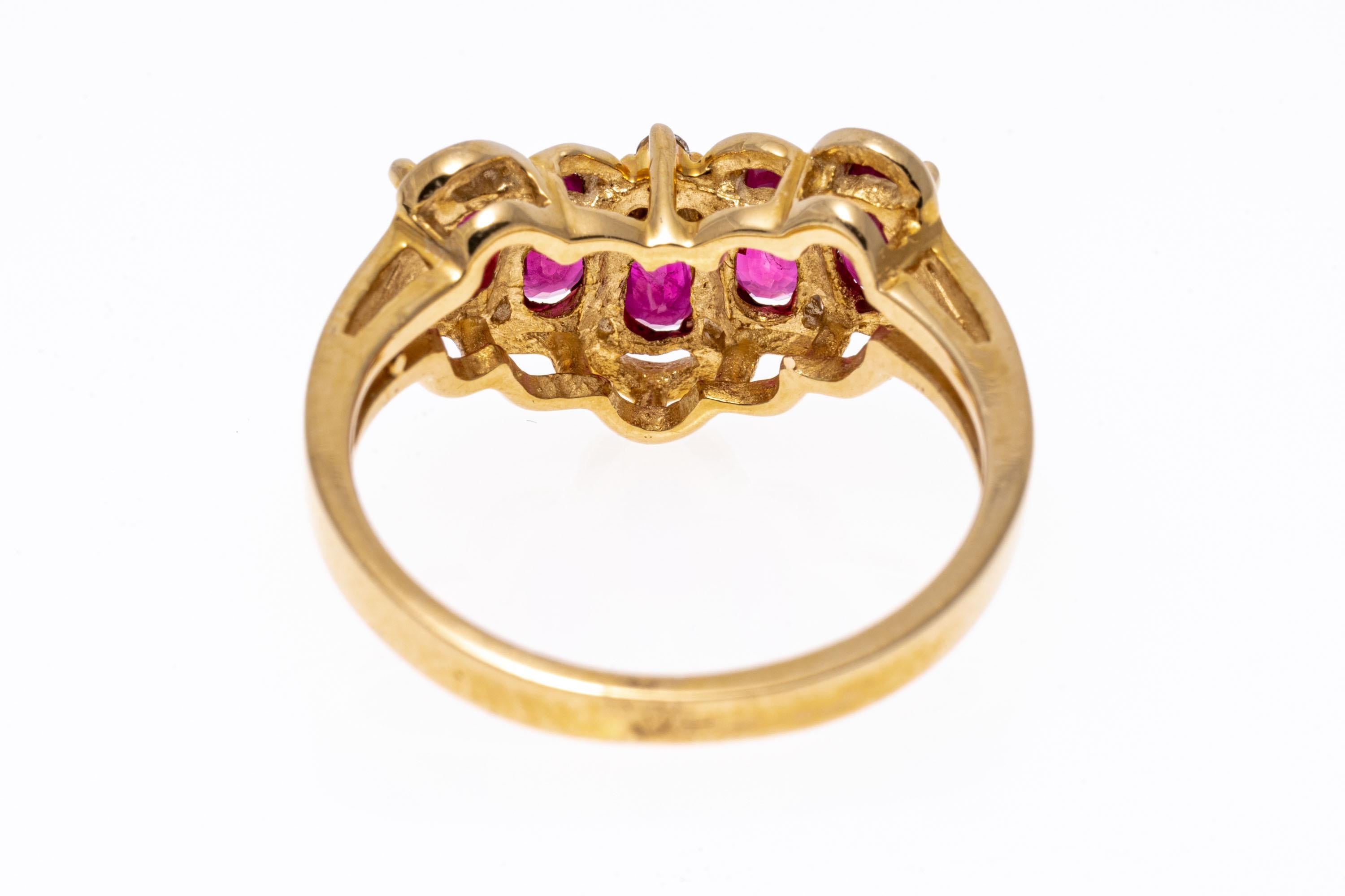 Rétro Bague en or jaune 10 carats de style « V » avec rubis ovale et diamants en vente