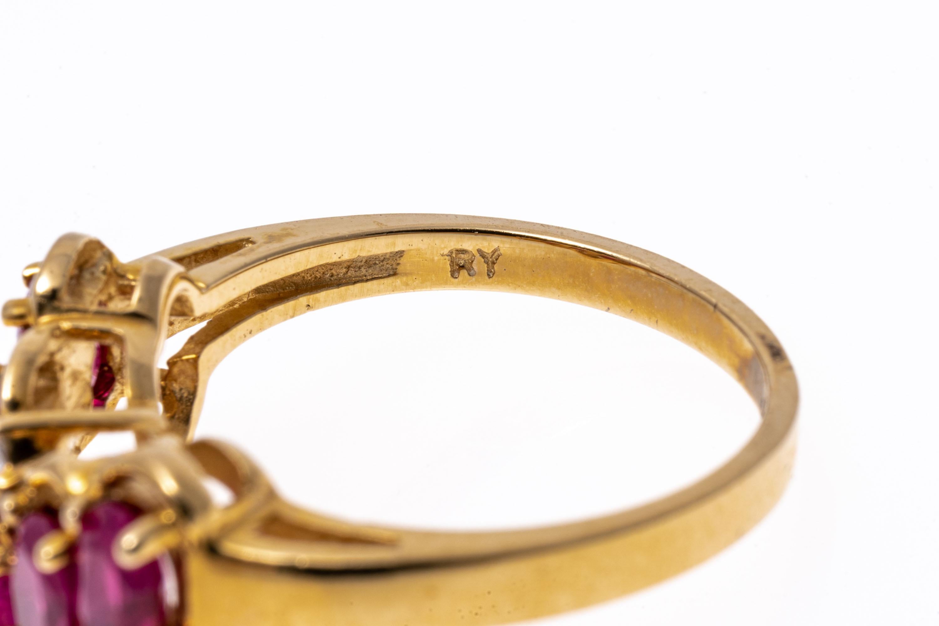 Bague en or jaune 10 carats de style « V » avec rubis ovale et diamants Bon état - En vente à Southport, CT
