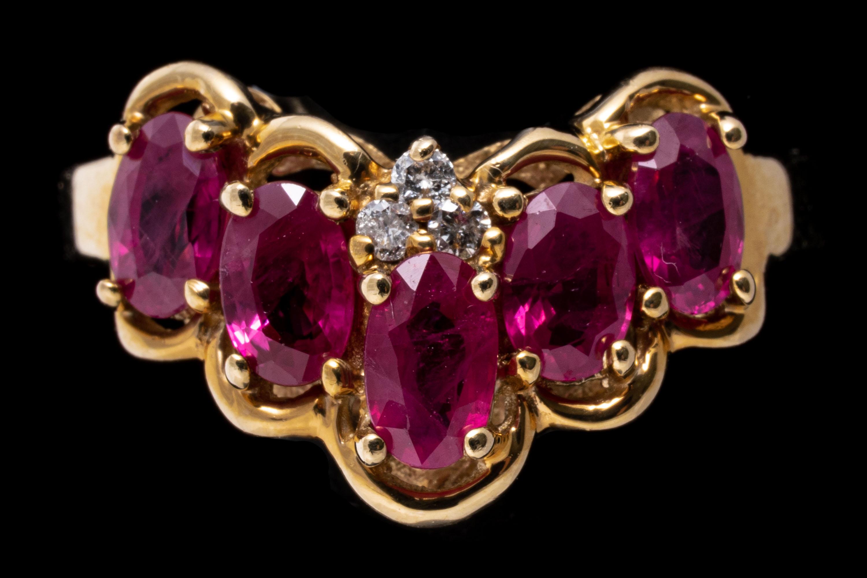 Bague en or jaune 10 carats de style « V » avec rubis ovale et diamants Pour femmes en vente