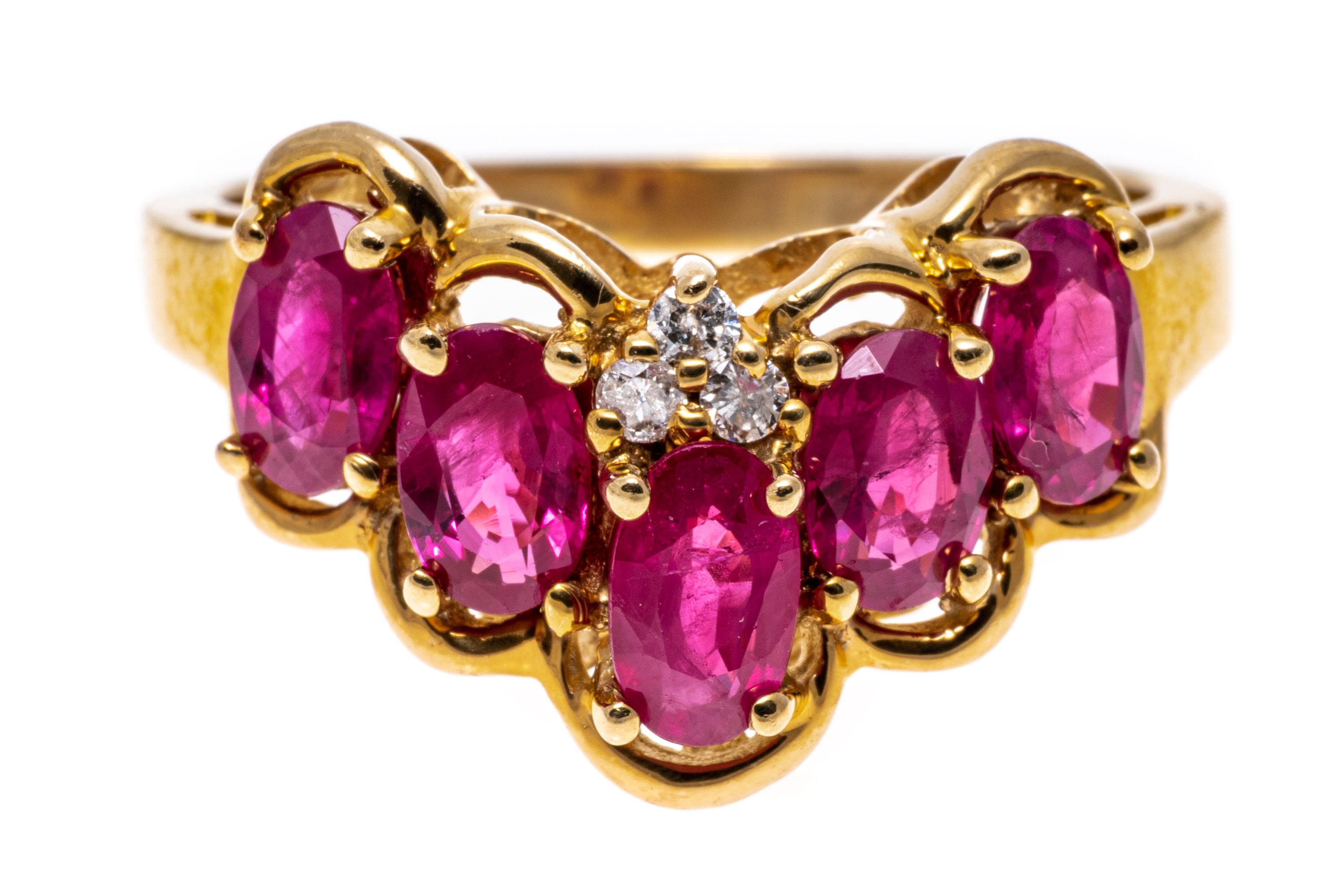 Bague en or jaune 10 carats de style « V » avec rubis ovale et diamants en vente 2