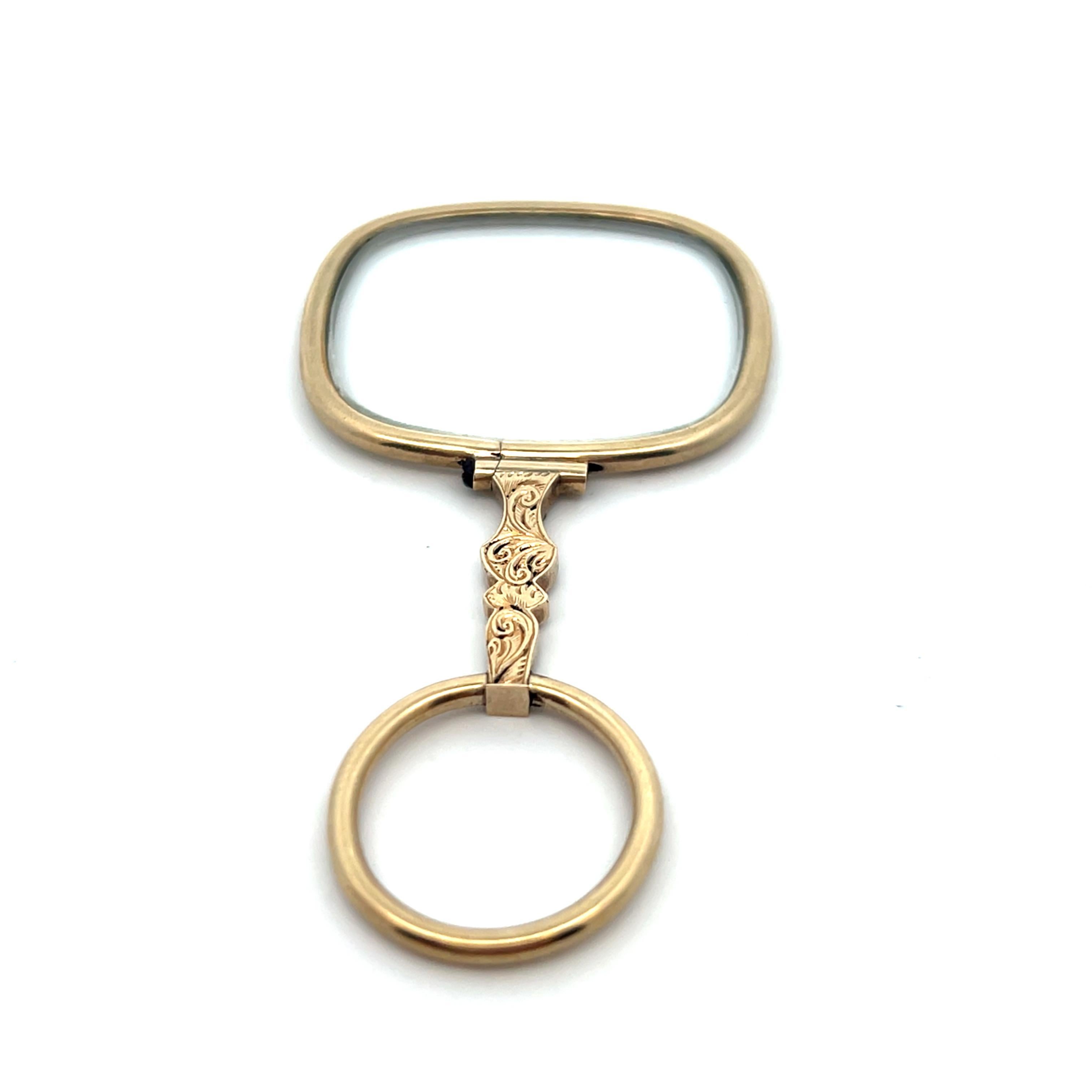 Questa fantastica Lorgnette risale all'epoca vittoriana del 1890 ed è stata realizzata in oro giallo 10k. La splendida cornice in oro giallo 10 carati presenta delle bellissime incisioni su entrambi i lati del gambo ed è dotata di un anello robusto