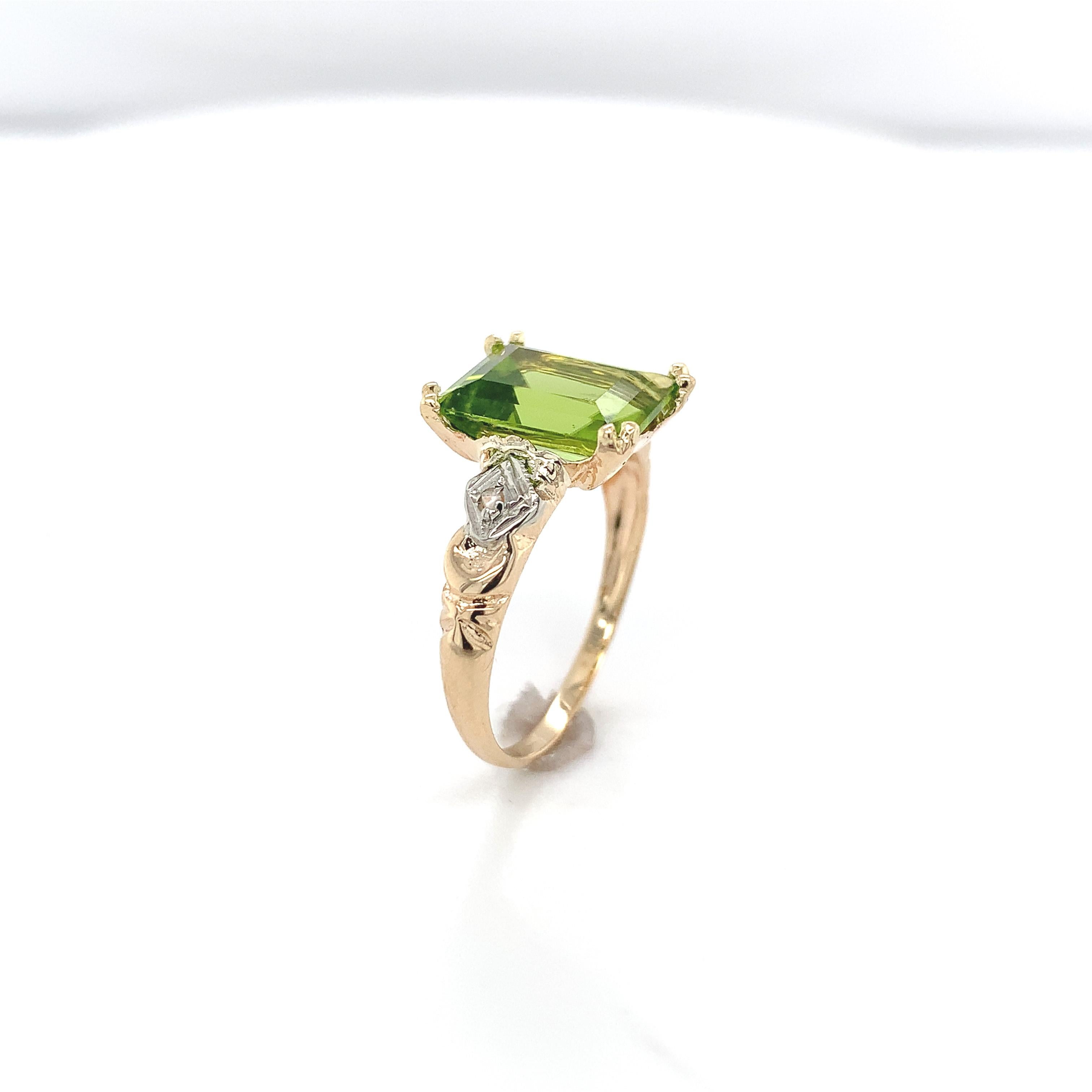 Modern 10K Yellow Gold Vintage 3.48 carat Emerald Cut Peridot Ring For Sale