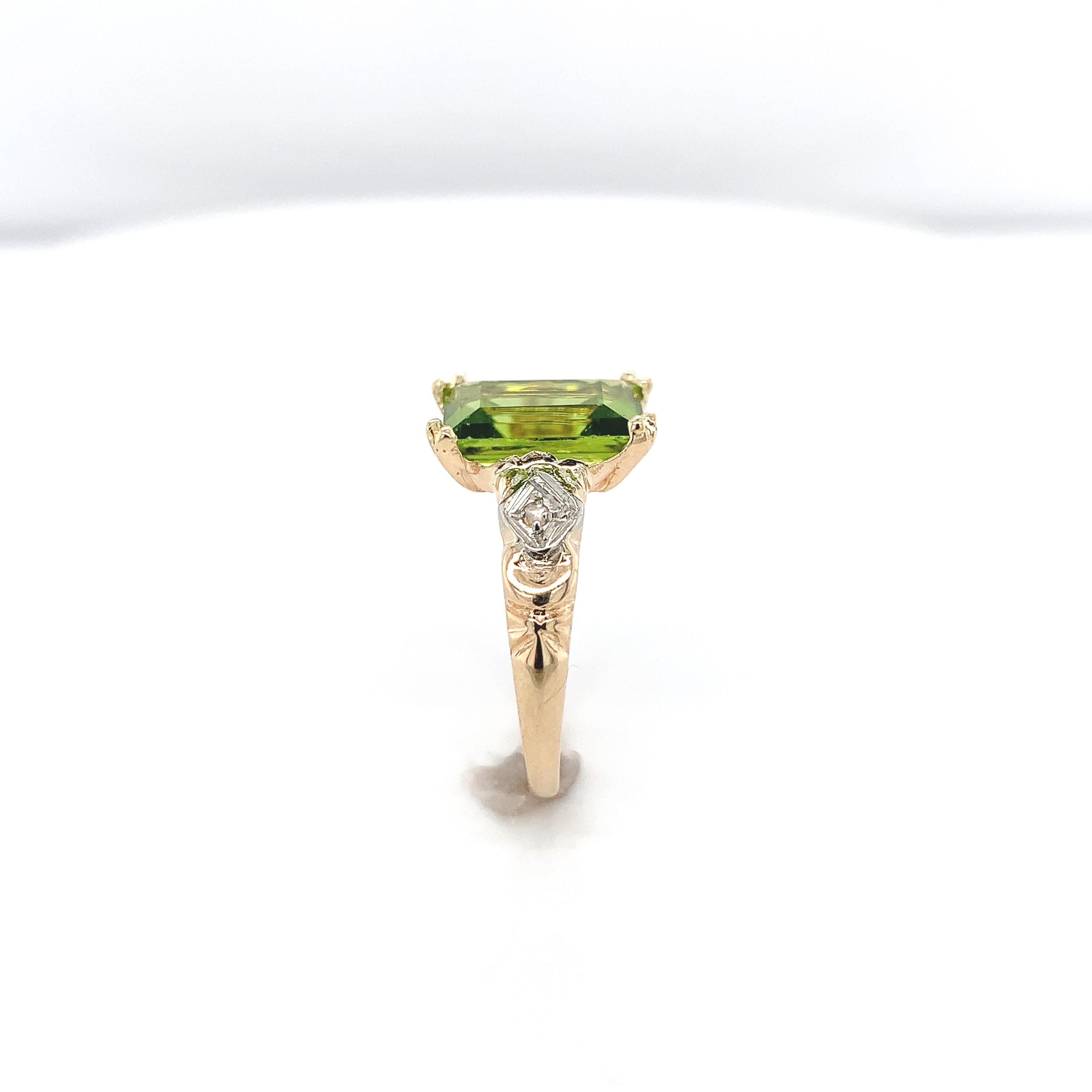 10K Gelbgold Vintage 3,48 Karat Peridot-Ring mit Smaragdschliff im Zustand „Gut“ im Angebot in Big Bend, WI