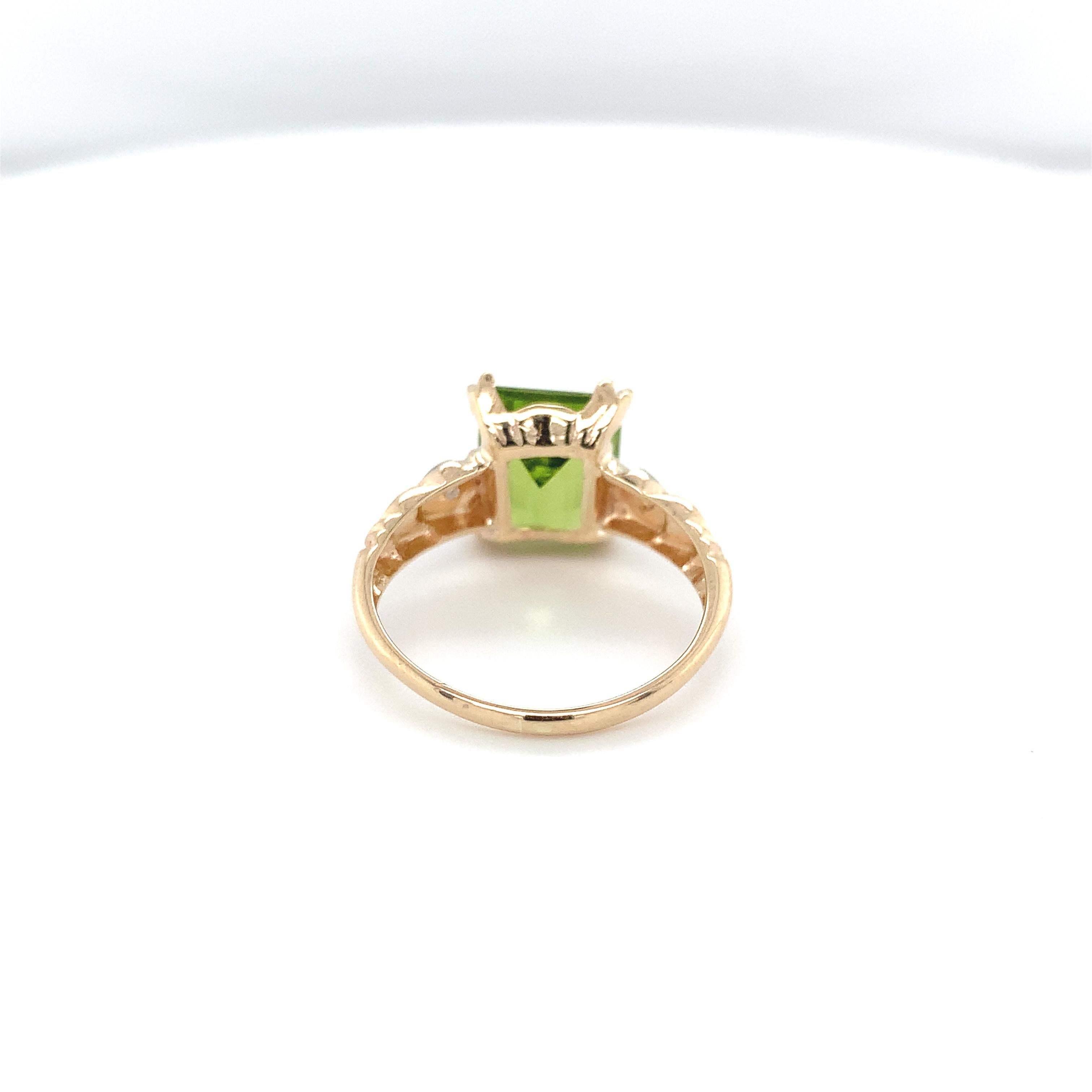 Women's or Men's 10K Yellow Gold Vintage 3.48 carat Emerald Cut Peridot Ring For Sale