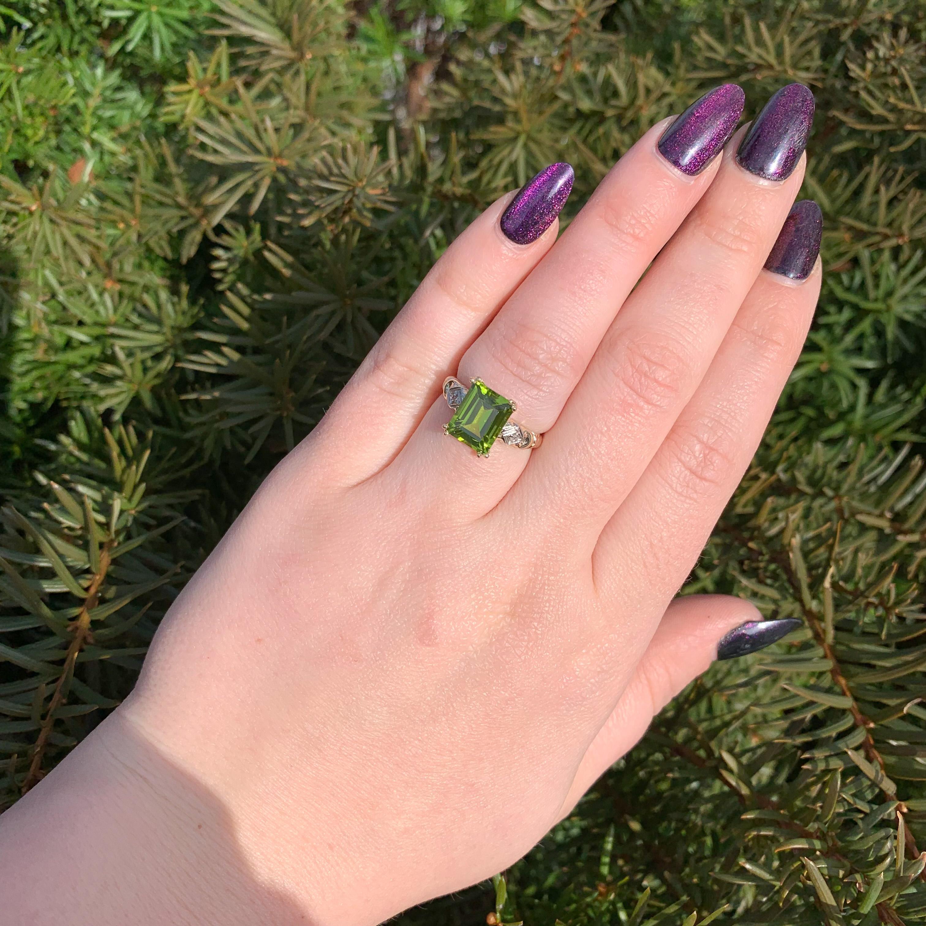 10K Yellow Gold Vintage 3.48 carat Emerald Cut Peridot Ring For Sale 1