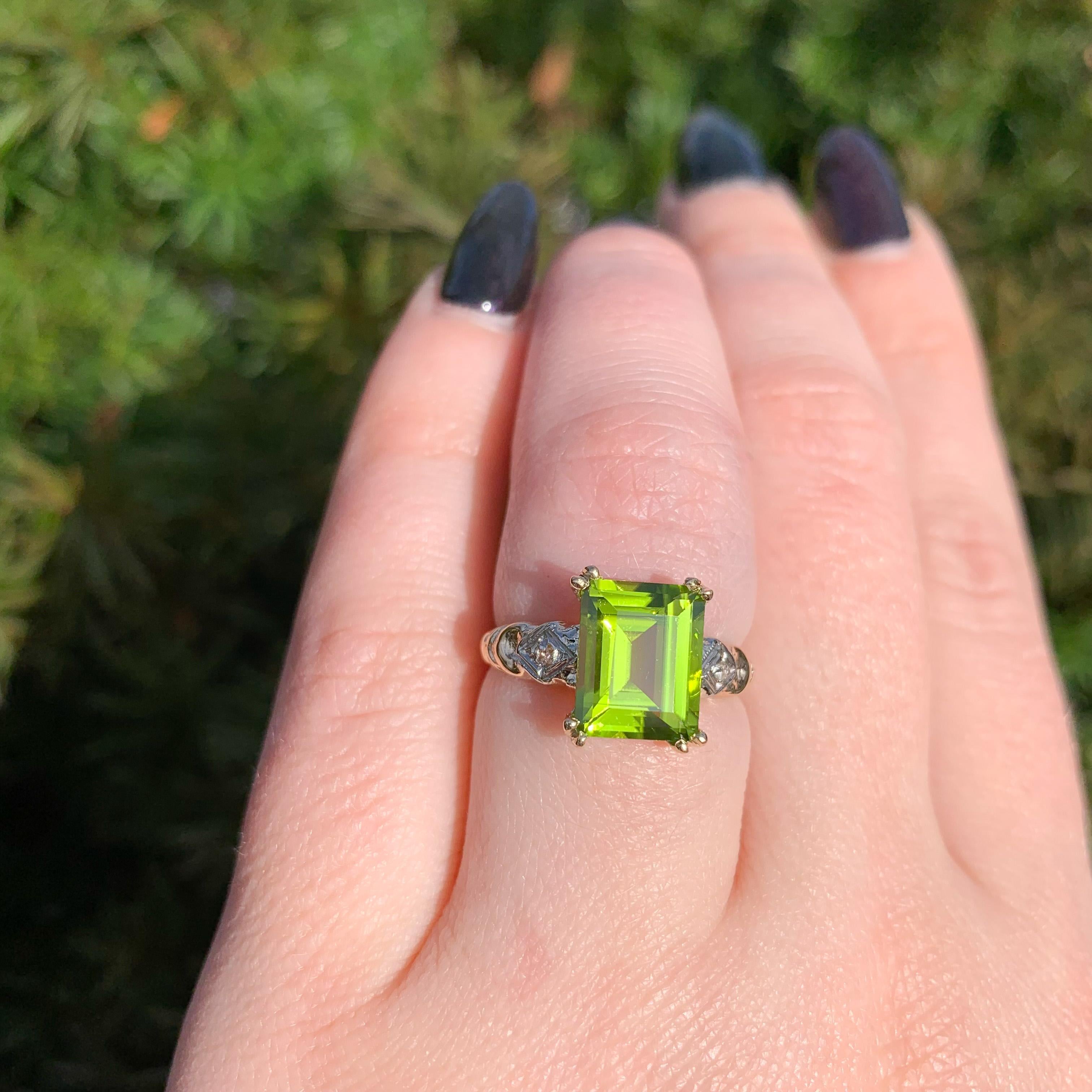 10K Yellow Gold Vintage 3.48 carat Emerald Cut Peridot Ring For Sale 2
