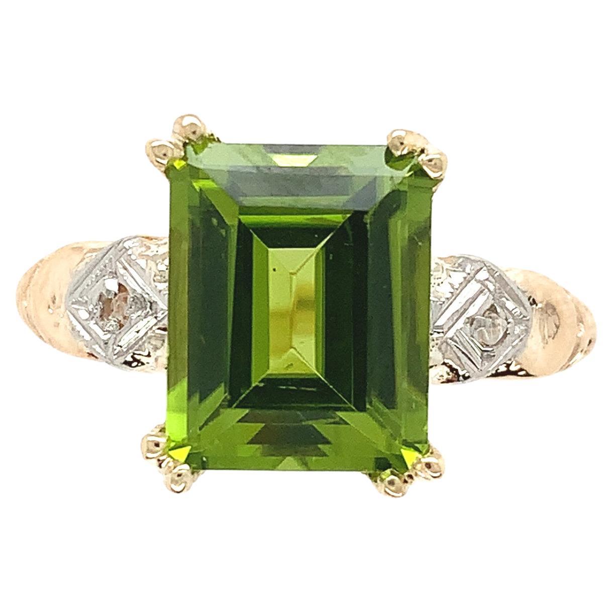 10K Gelbgold Vintage 3,48 Karat Peridot-Ring mit Smaragdschliff im Angebot