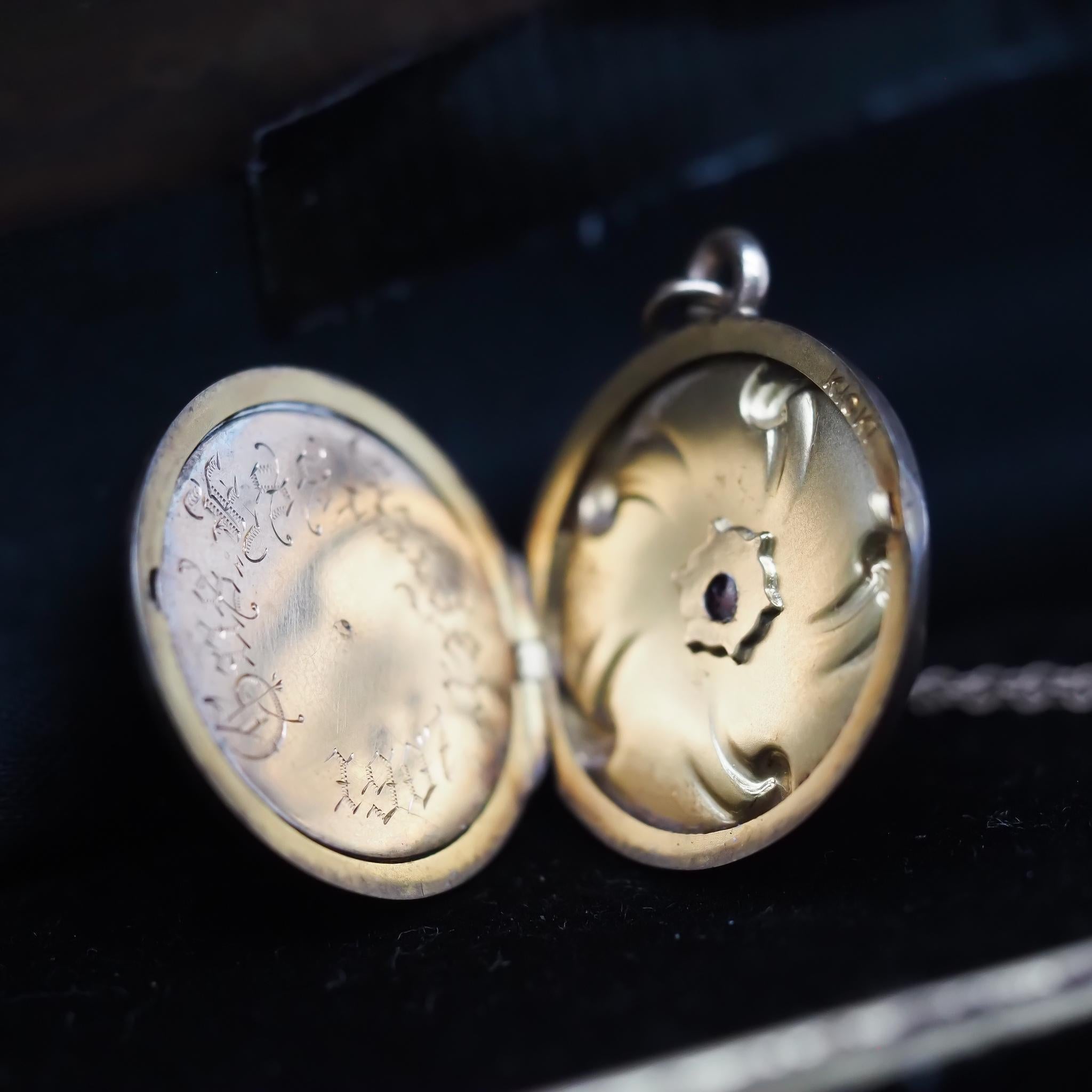 Medaglione d'epoca in oro giallo 10k con incisione 1907 e pietra rossa in vendita 1