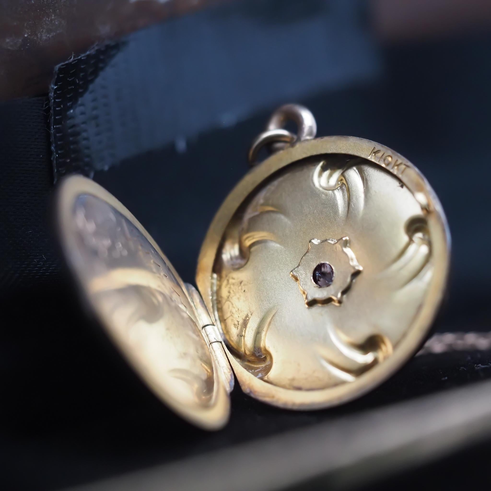 Medaglione d'epoca in oro giallo 10k con incisione 1907 e pietra rossa in vendita 2