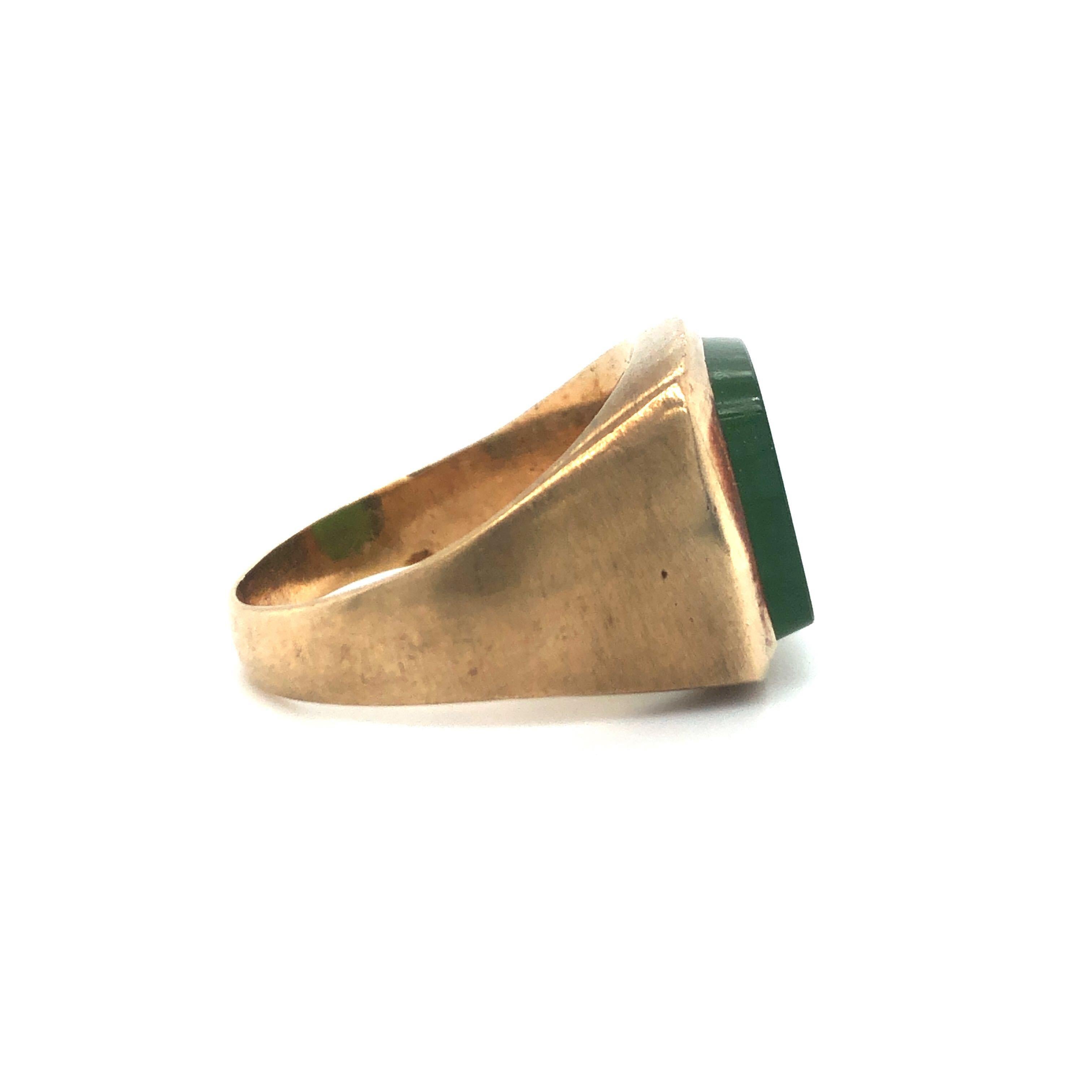 10 Karat Yellow Gold Vintage Nephrite Jade Signet Ring In Good Condition In Guilford, CT