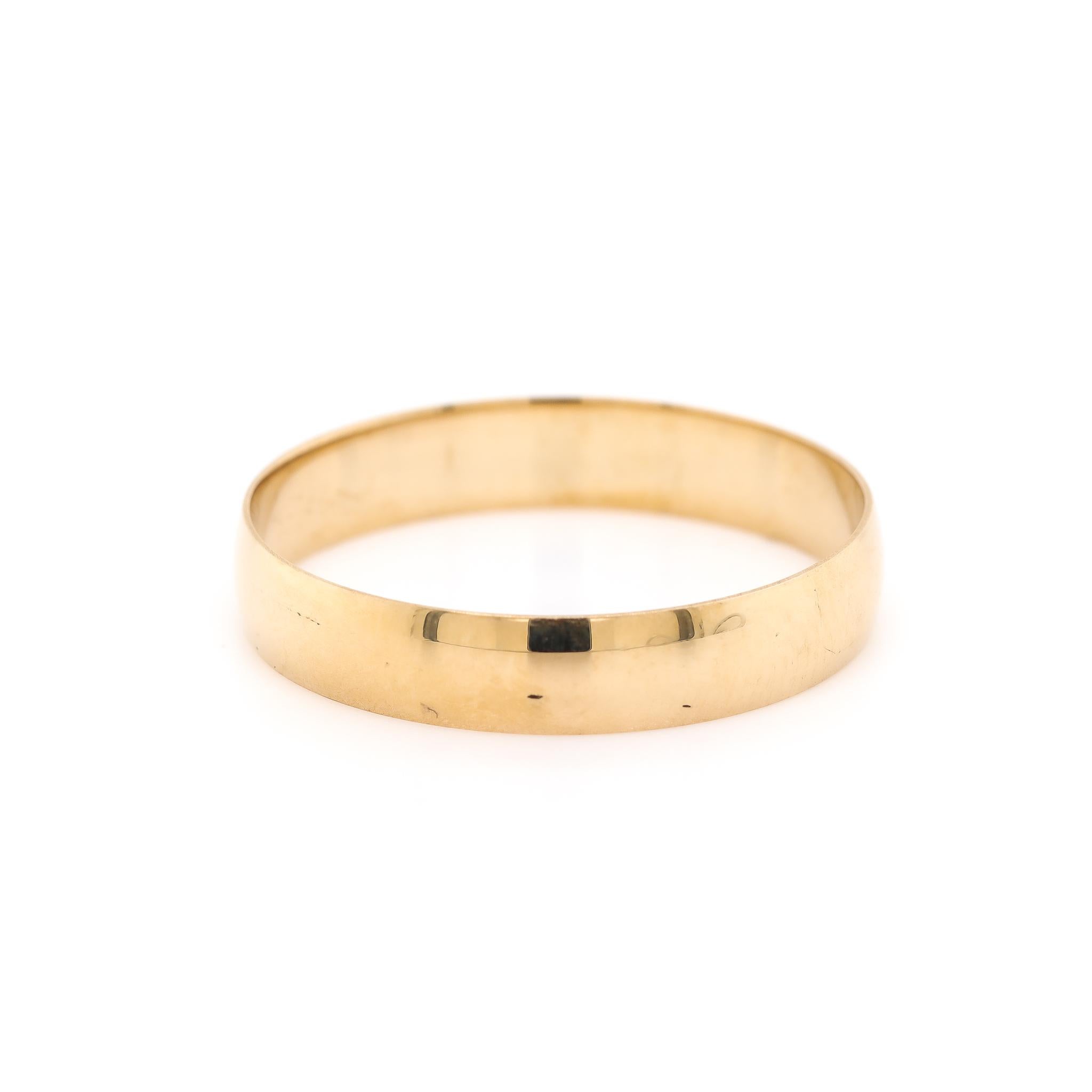 One man's custom made polished 10K yellow gold, wedding band with a knife-edge shank. The band is a size 11. The band weighs a total of 1.90 grams. Stamped 