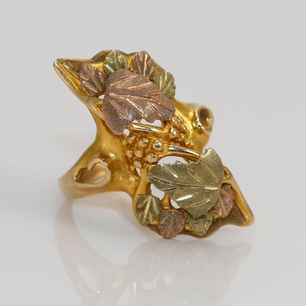 10k Two-Tone Ring with ornate Leaf design.
Stamped and tests 10k. 
Weighs 6.6gr
Size 7
Can be sized up or down one size for additional fee