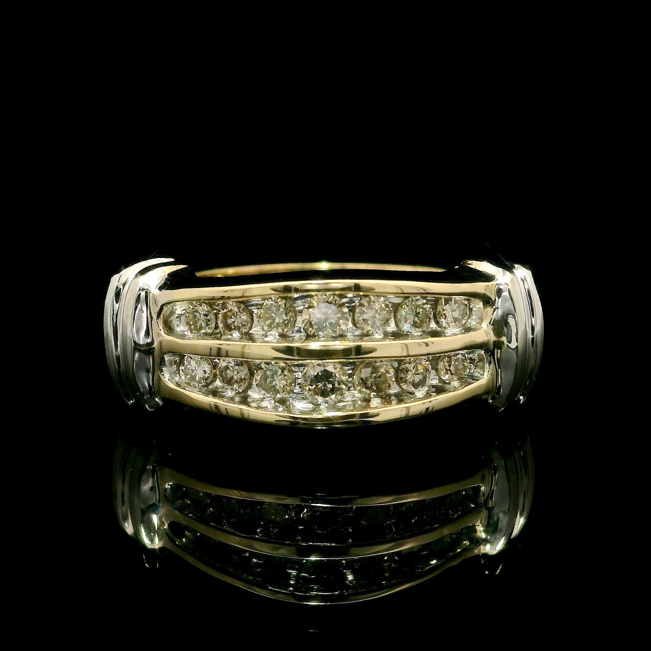 -Pierre(s)
(14) Diamant naturel véritable - taille ronde et brillante - serti clos - couleur champagne - pureté SI1-I1 - 0,30ctw (approx.)

MATERIAL : Or jaune 10k - Accents en or blanc 10k
Poids : 6,12 grammes
Taille de la bague : 6.5 (ajustée au