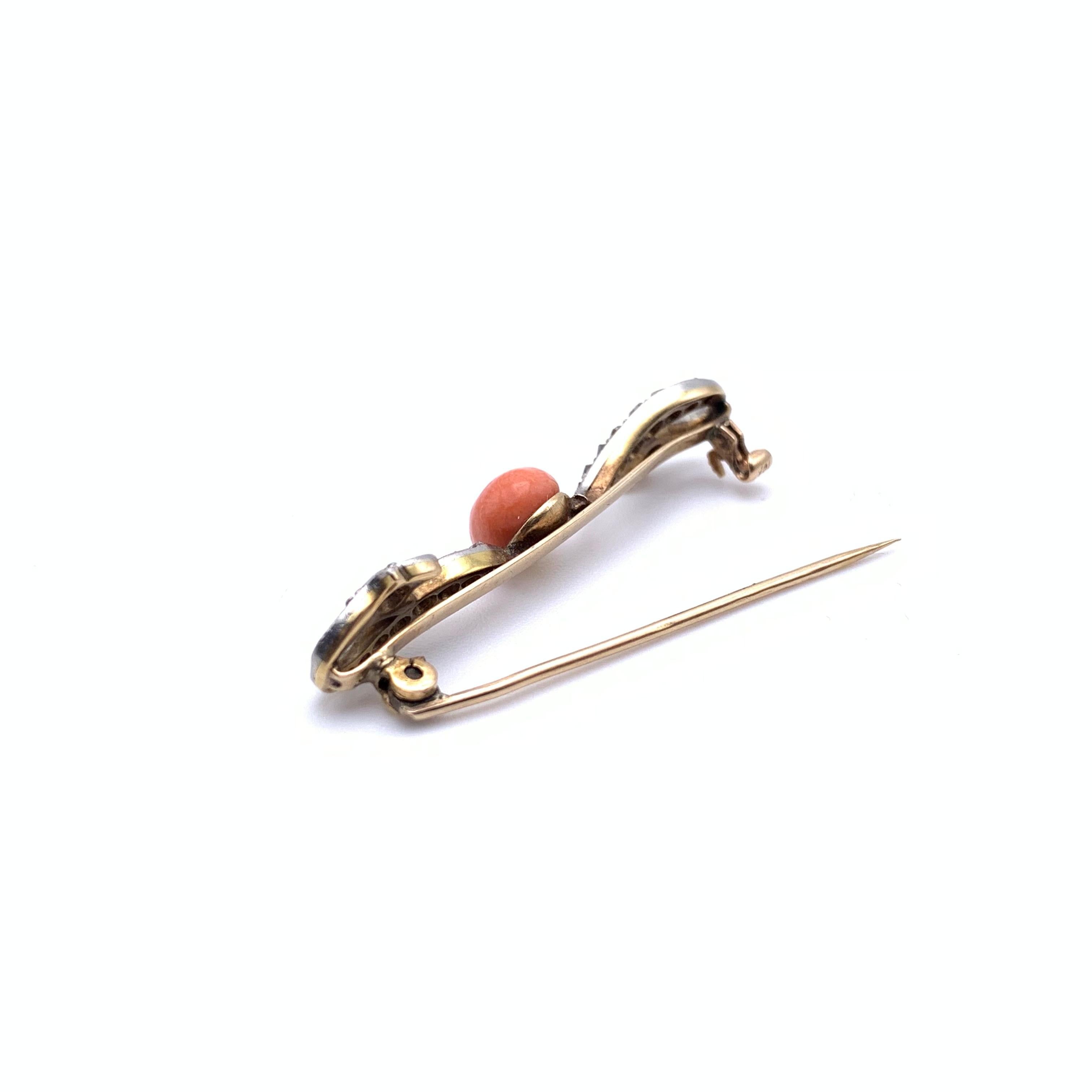 Questa dolce spilla in corallo e diamanti fa parte della nostra collezione immobiliare. Riteniamo che risalga all'inizio del XX secolo, in stile Art Nouveau. È incastonato in oro a 10 carati con circa 0,40 carati di diamanti taglio antico. La pietra