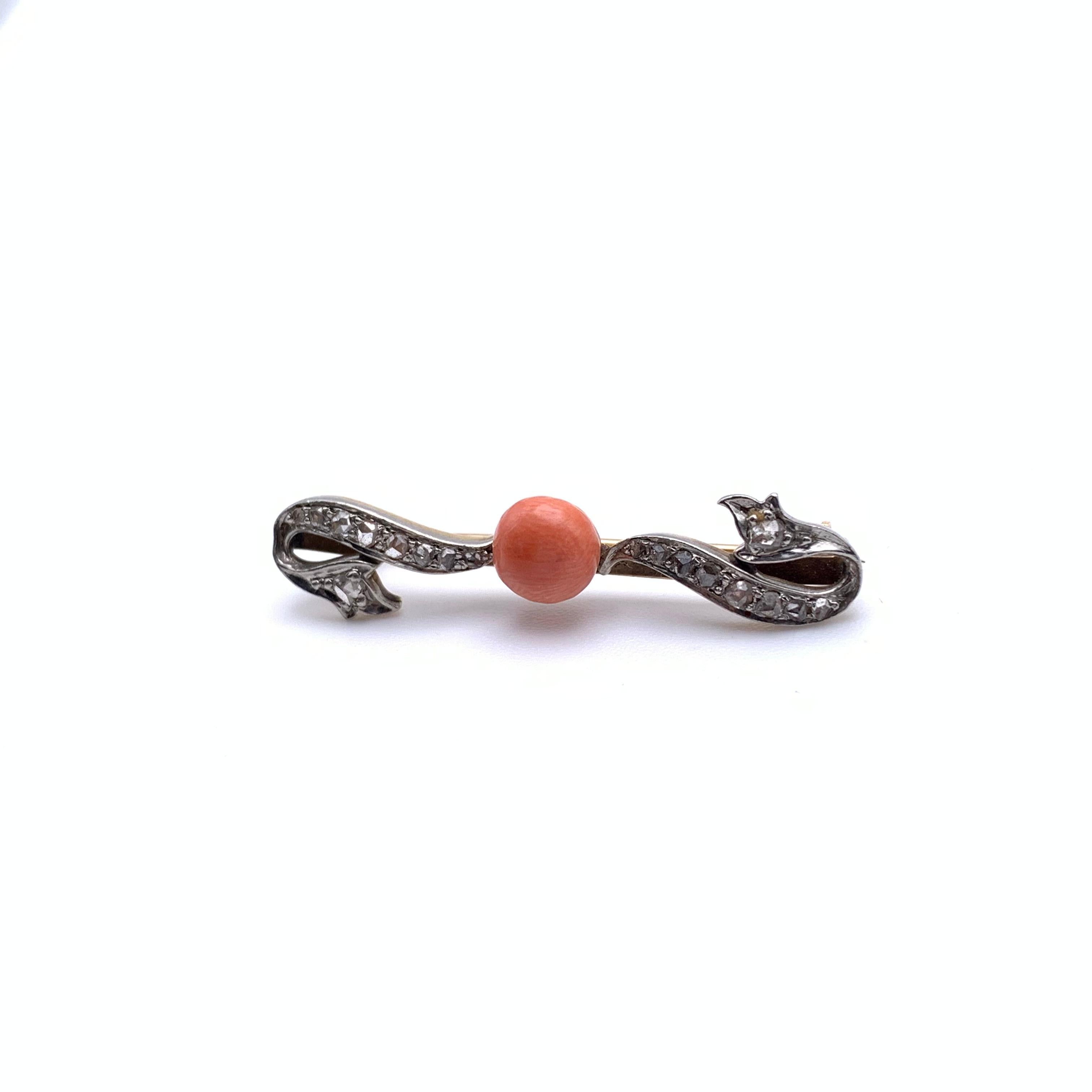 Cabochon Spilla in stile Art Nouveau 10KT con corallo e diamanti in vendita