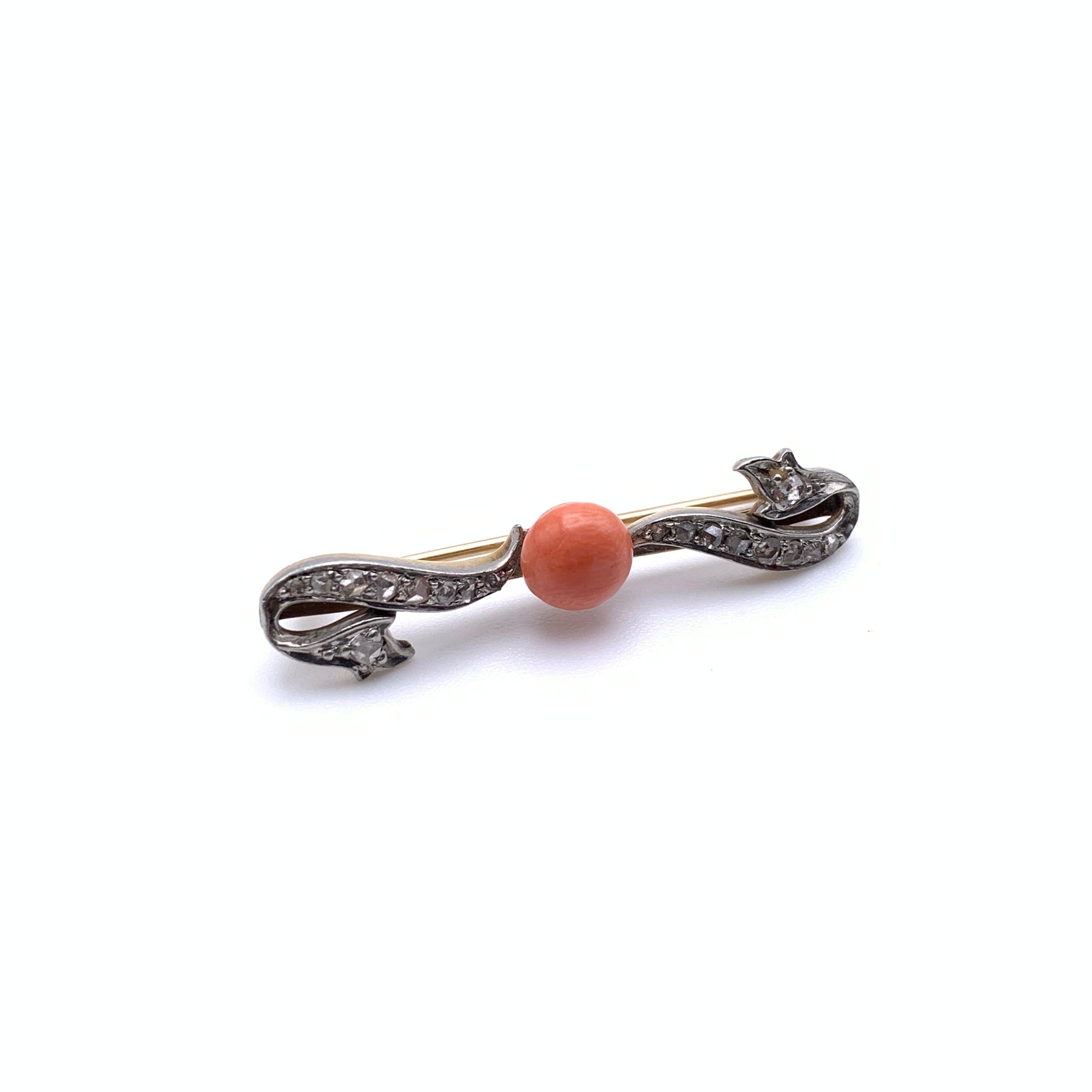 Spilla in stile Art Nouveau 10KT con corallo e diamanti In condizioni buone in vendita a Lynchburg, VA