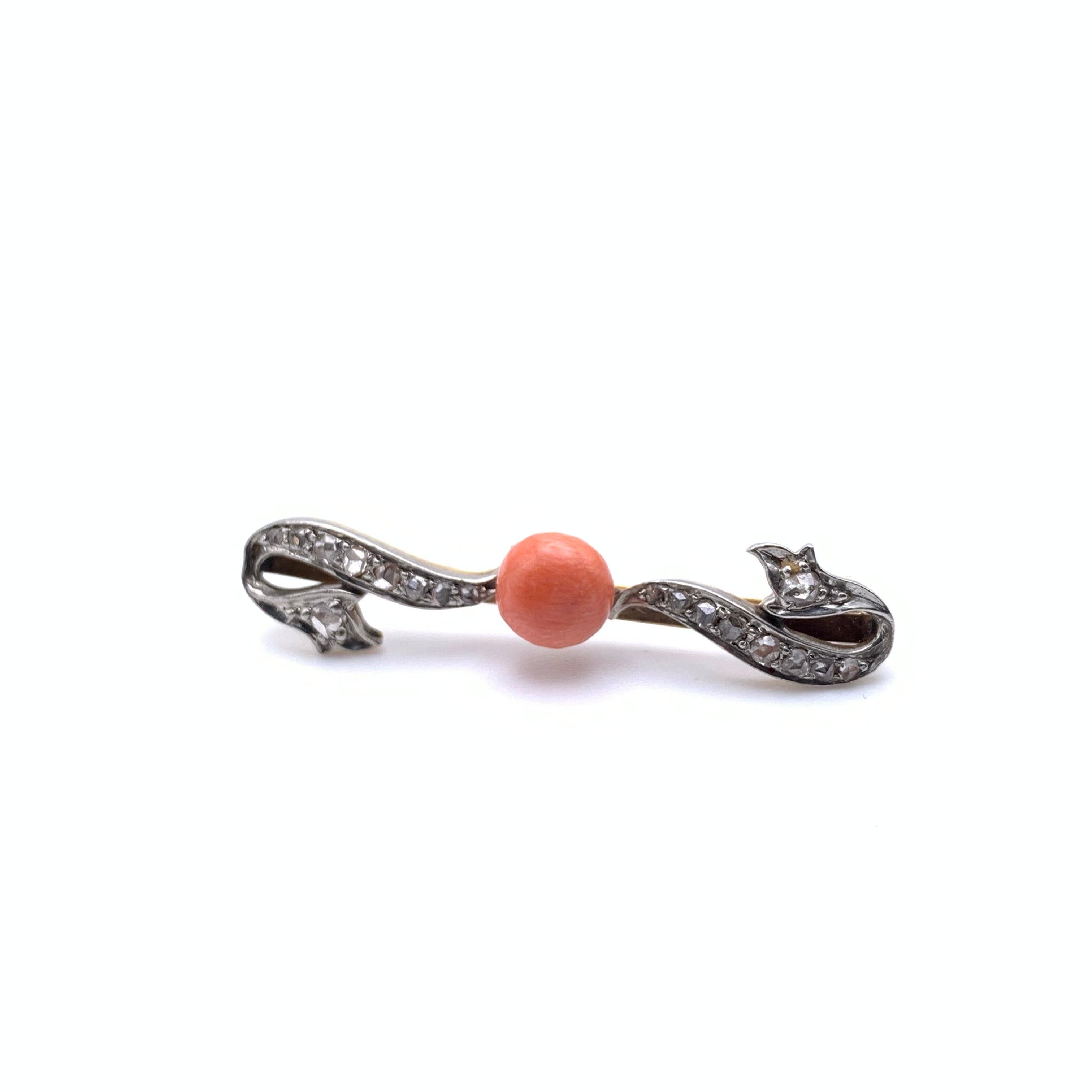Spilla in stile Art Nouveau 10KT con corallo e diamanti in vendita 1