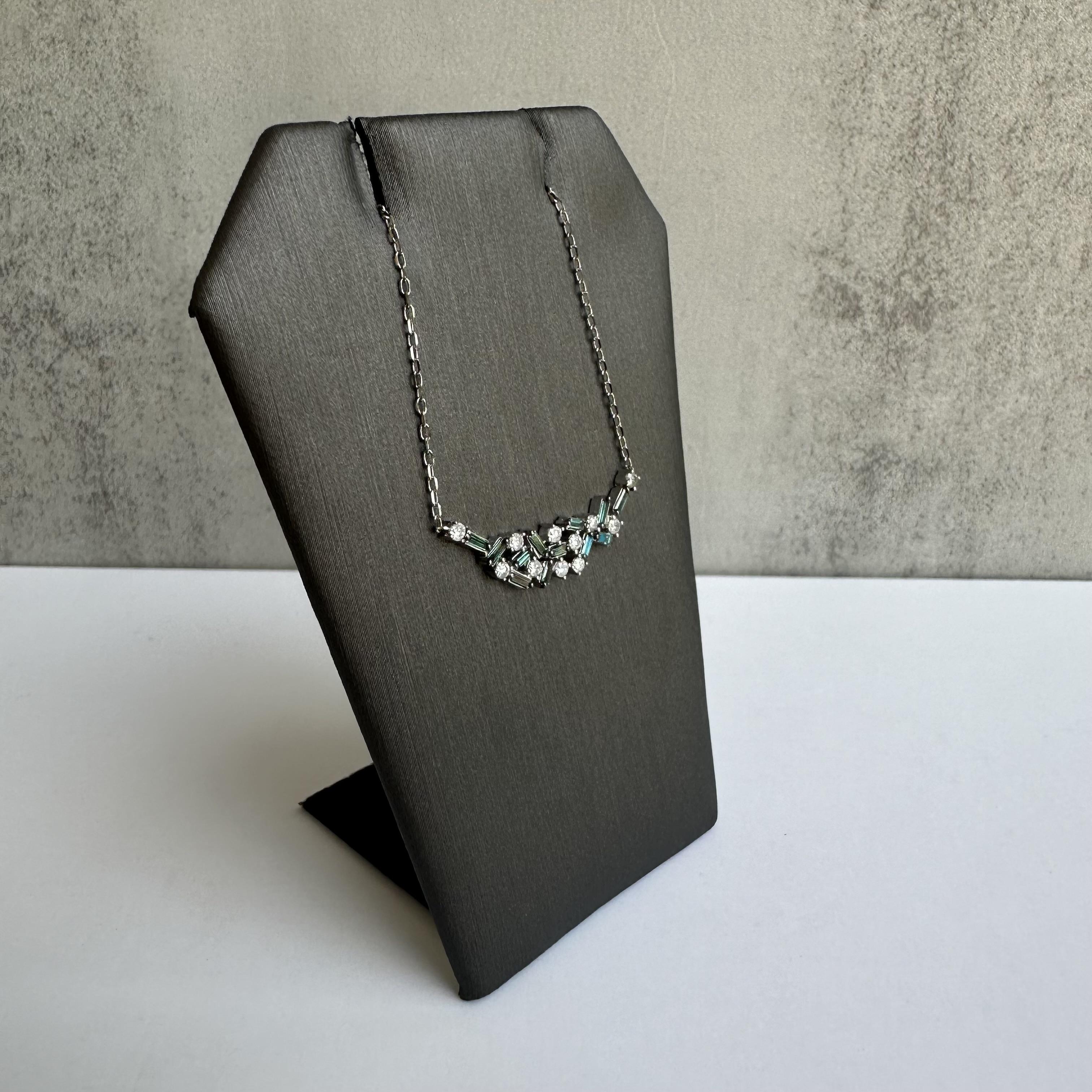 Ti presentiamo una collana a barrette di diamanti blu e bianchi in oro bianco 10kt, elegante e contemporanea, con un totale di 0,50ctw di splendidi diamanti. Questa collana unica è perfetta per ogni occasione e aggiunge un tocco di colore e