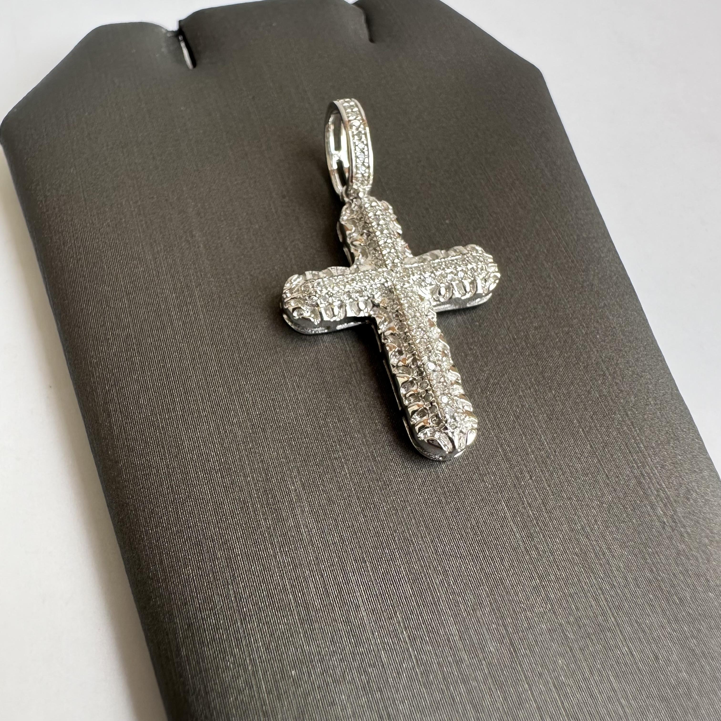 Cet élégant pendentif croix en diamant en or blanc 10kt est un magnifique symbole de foi et de style. Doté de 0,24 carats de diamants GH SI2-I1 ronds à taille unique naturels, ce pendentif ajoute une touche de sophistication et d'éclat à n'importe