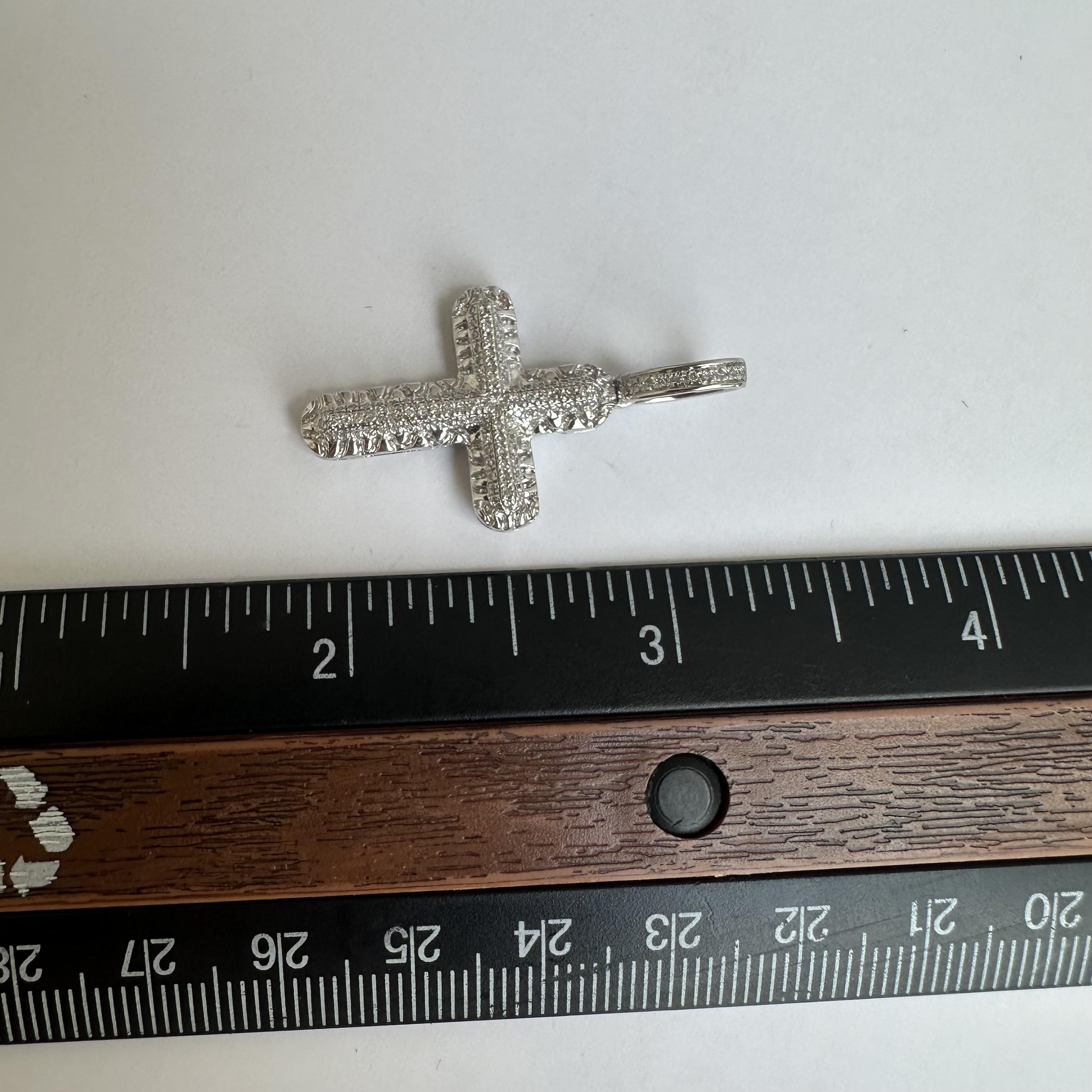 Pendentif croix en or blanc 10 carats avec diamants 0,24 carat GH SI2-I1, neuf Pour femmes en vente