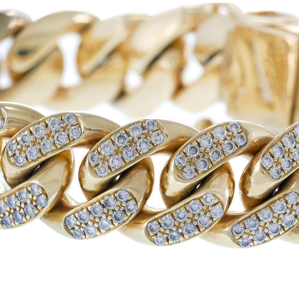 Un classique audacieux qui fait autorité. Ce bracelet à maillons cubains en or jaune 10KT massif présente un poids total de 4,50 carats de diamants ronds et brillants sertis en pavé. Doté d'un fermoir sécurisé et d'une finition polie comme un