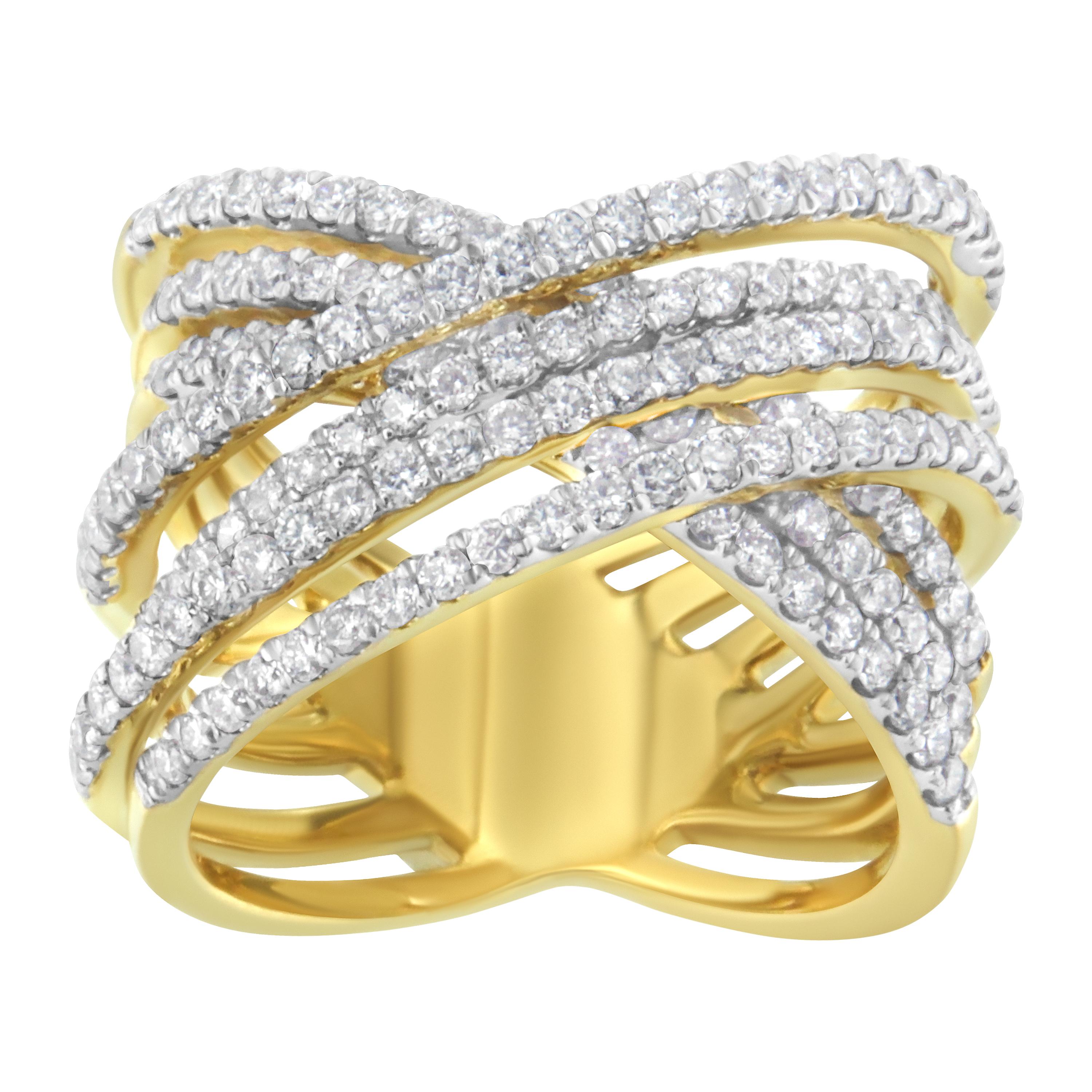 Dai equilibrio alla tua bellezza e al tuo stile con questo favoloso anello con diamante. Realizzato interamente in oro giallo 10 carati, questo anello di moda è caratterizzato da splendidi diamanti lucidi a taglio rotondo che aggiungono una