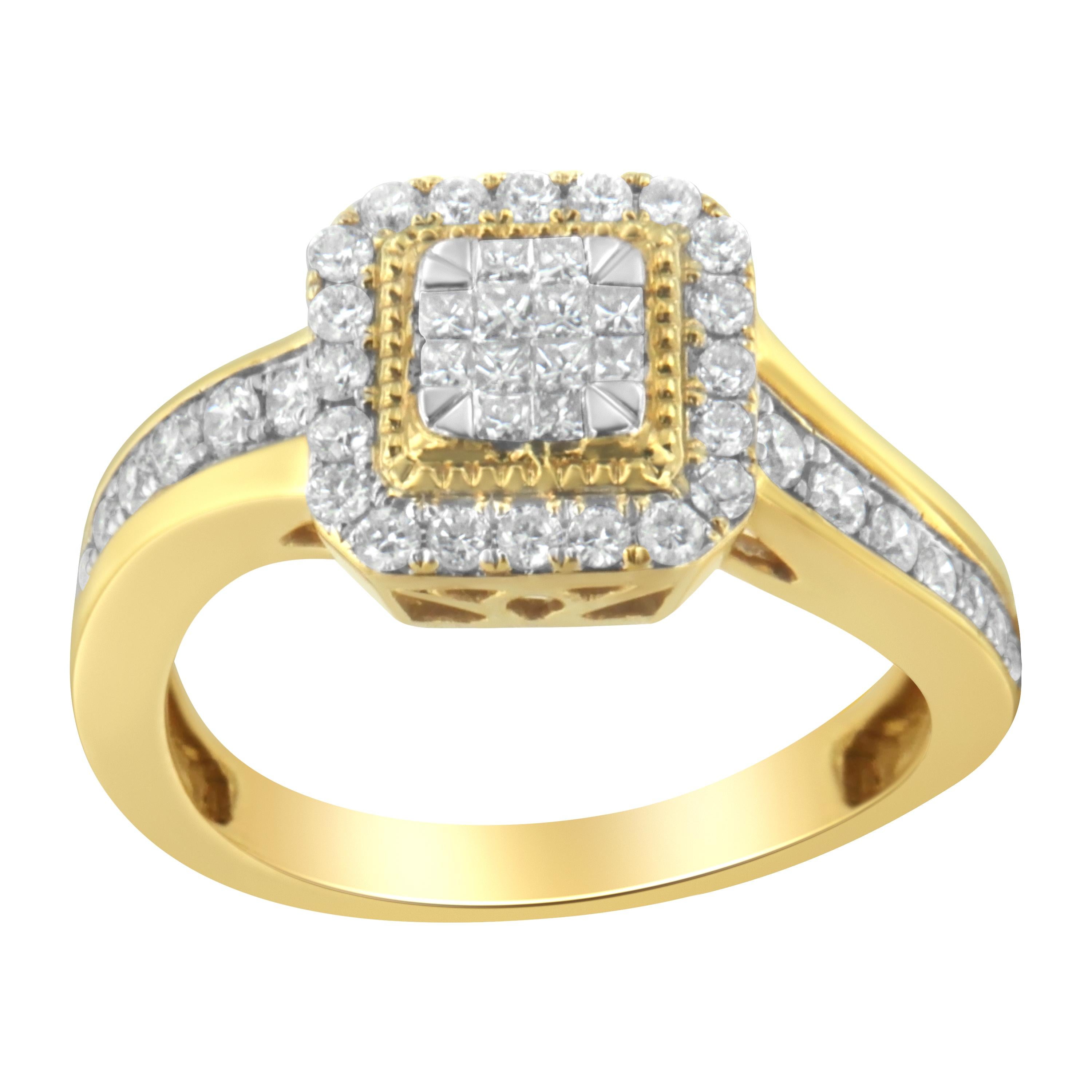 Un anello cocktail con diamante che presenta un grappolo di diamanti di forma quadrata circondato da un'aureola di diamanti rotondi. La fascia asimmetrica è realizzata in oro giallo 10 carati e aggiunge un tocco modernista a questo design unico. Il