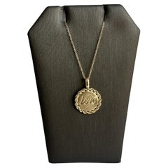 Collana a disco in oro giallo 10kt con incisione "Love" - Lunghezza 18", diametro 15 mm, nuova