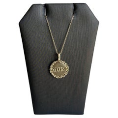 Collier à disques gravé MOM en or jaune 10 carats, longueur de 18 pouces, diamètre de 15,1 mm, état neuf