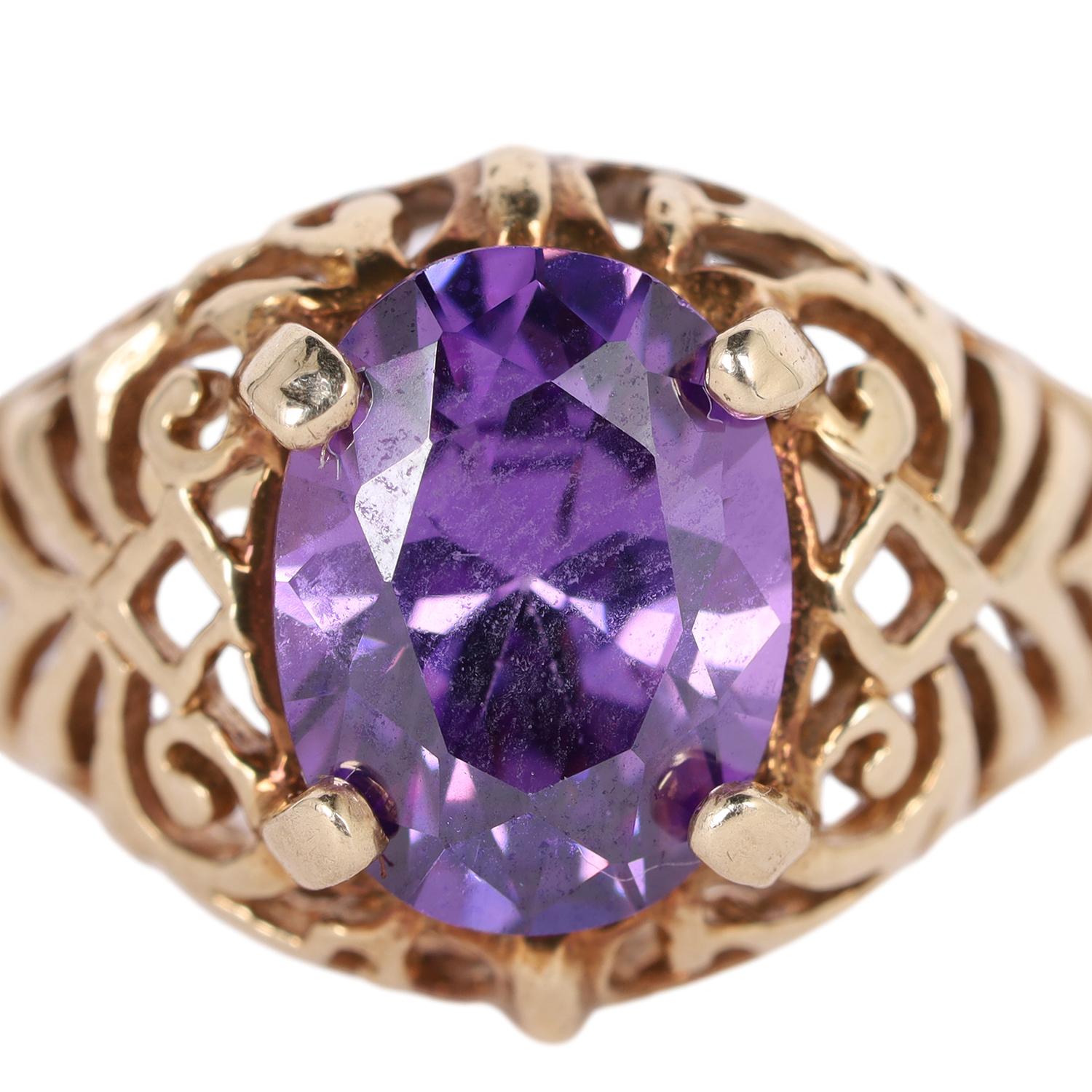10Kt Yellow Gold Royal Purple Amethyst Solitaire Ring Filigree Size 8.5 In Good Condition For Sale In Salt Lake Cty, UT