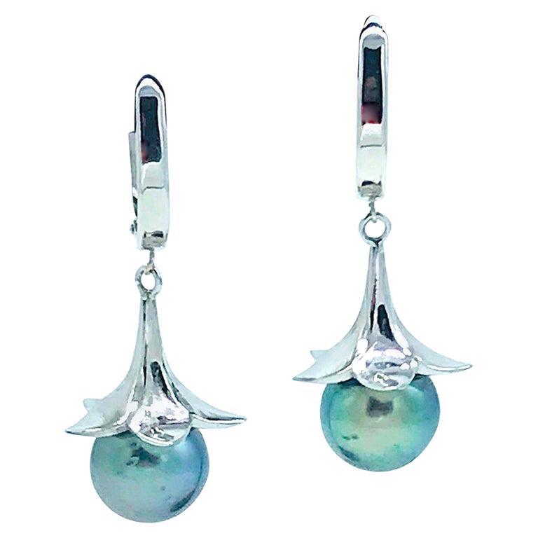 Pendants d'oreilles à levier en or blanc 14 carats avec perles de Tahiti 10M en vente