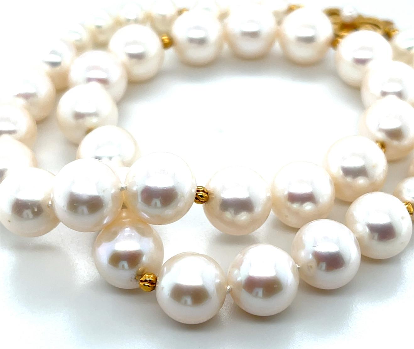 Perle Collier de perles blanches de 10mm et 7mm avec accents en or jaune 18k en vente
