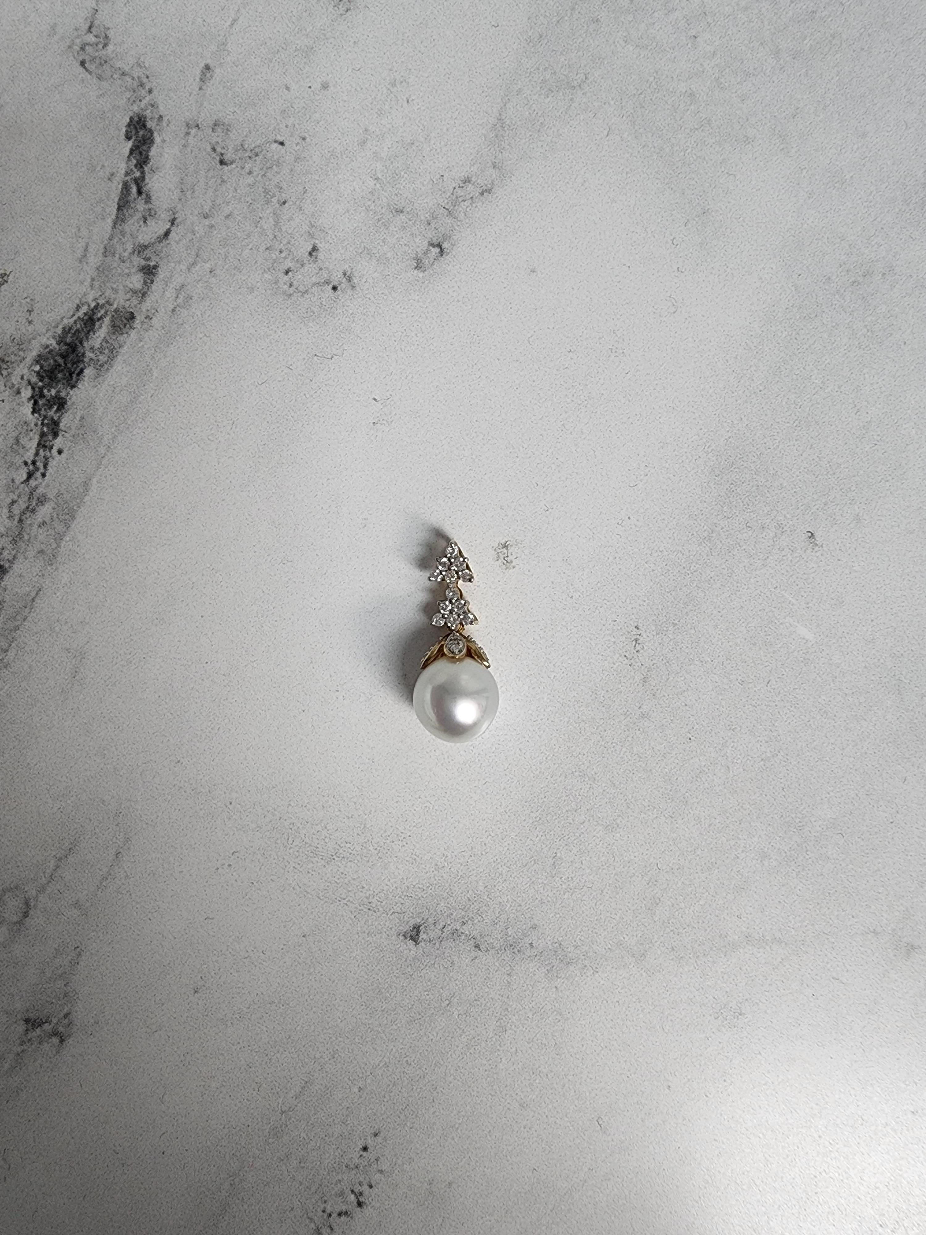 10mm Dangling Pearl Necklace with Diamond Accents .25cttw 14k Yellow Gold In New Condition For Sale In Sugar Land, TX