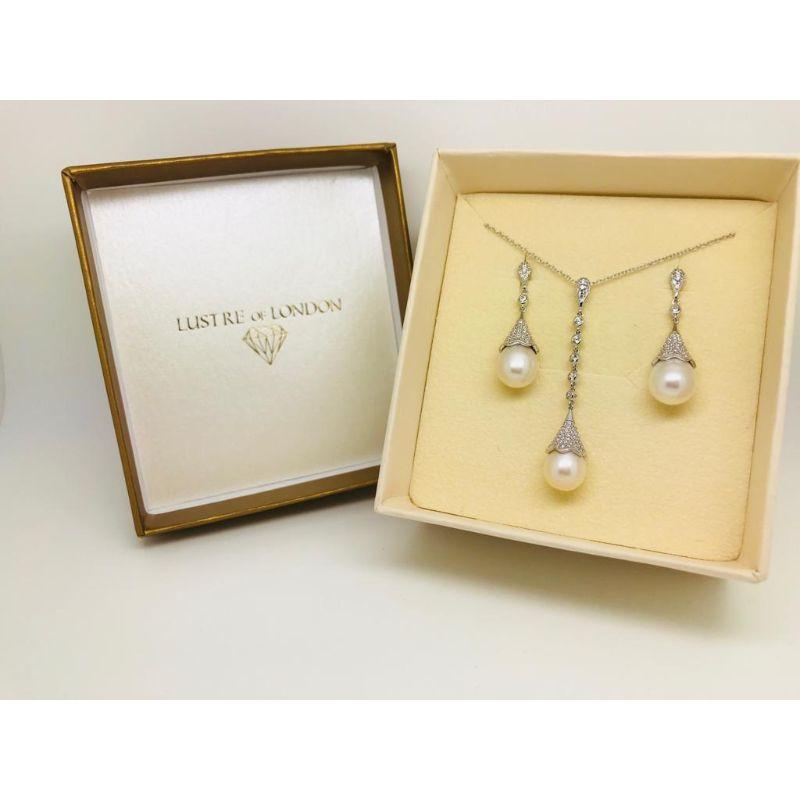 Orecchini a goccia Art Deco con perle Eliana da 10 mm in argento sterling con zirconia cubica da 6,56 carati In condizioni Nuovo in vendita a London, GB