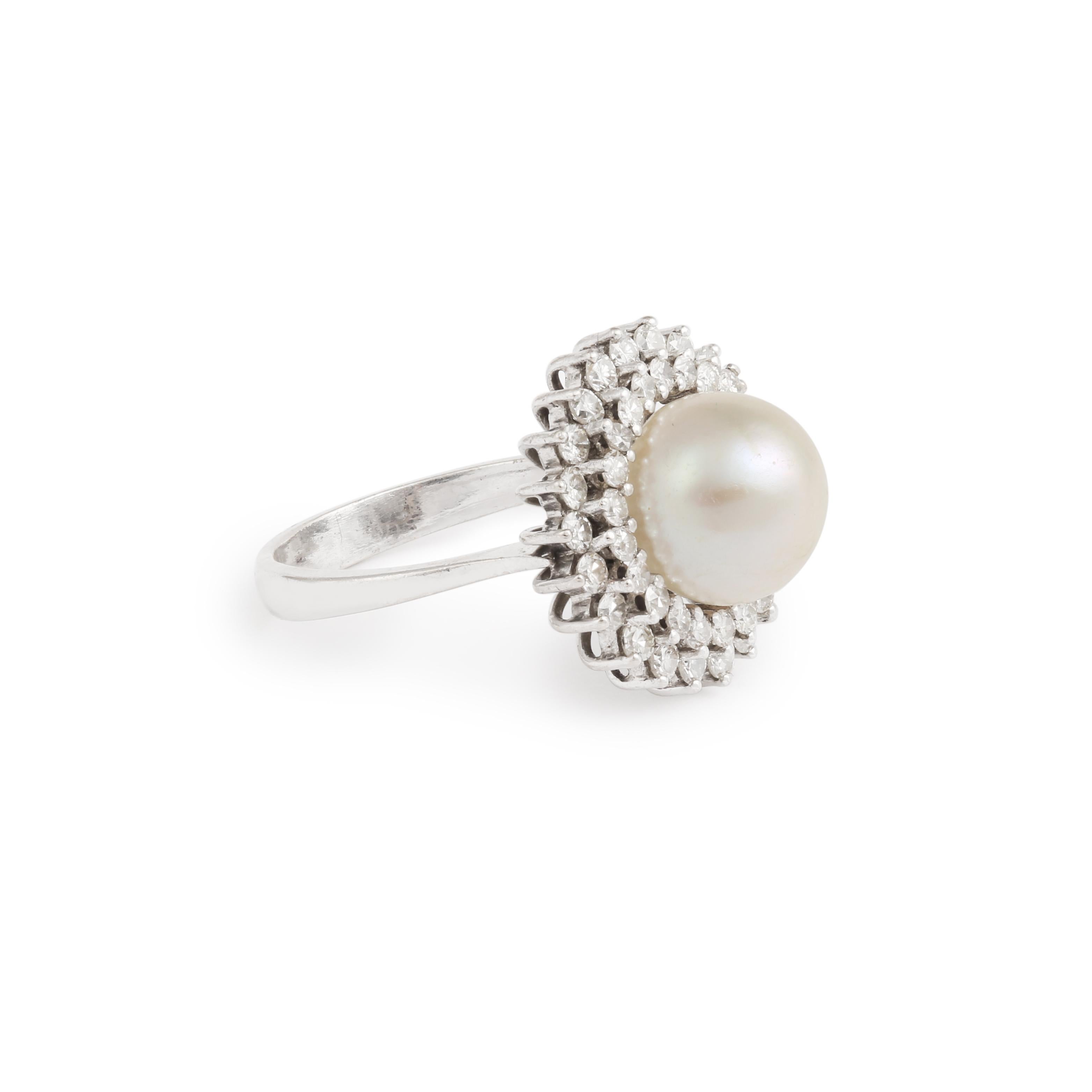 White gold daisy ring set with a pearl surrounded by brilliant-cut diamonds.

Pearl diameter: 10.36 mm (0.407 inch)

Total estimated weight of diamonds: 0.60 carats

Dimensions: 18.20 x 18.20 x 11.88 mm (0.716 x 0.716 x 0.467 inch)

Finger size : 55