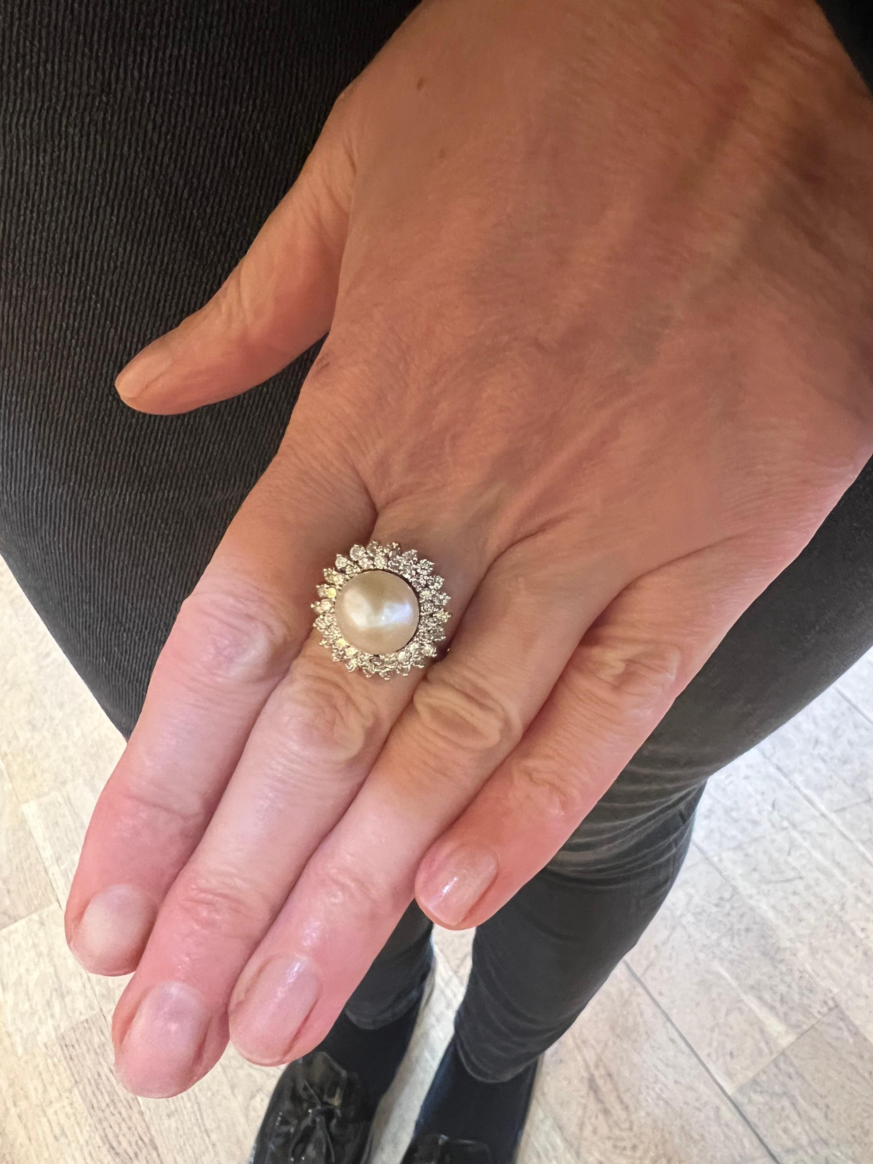 Gänseblümchenring mit 10 mm Perlen und Diamanten aus 18 Karat Weißgold (Moderne) im Angebot