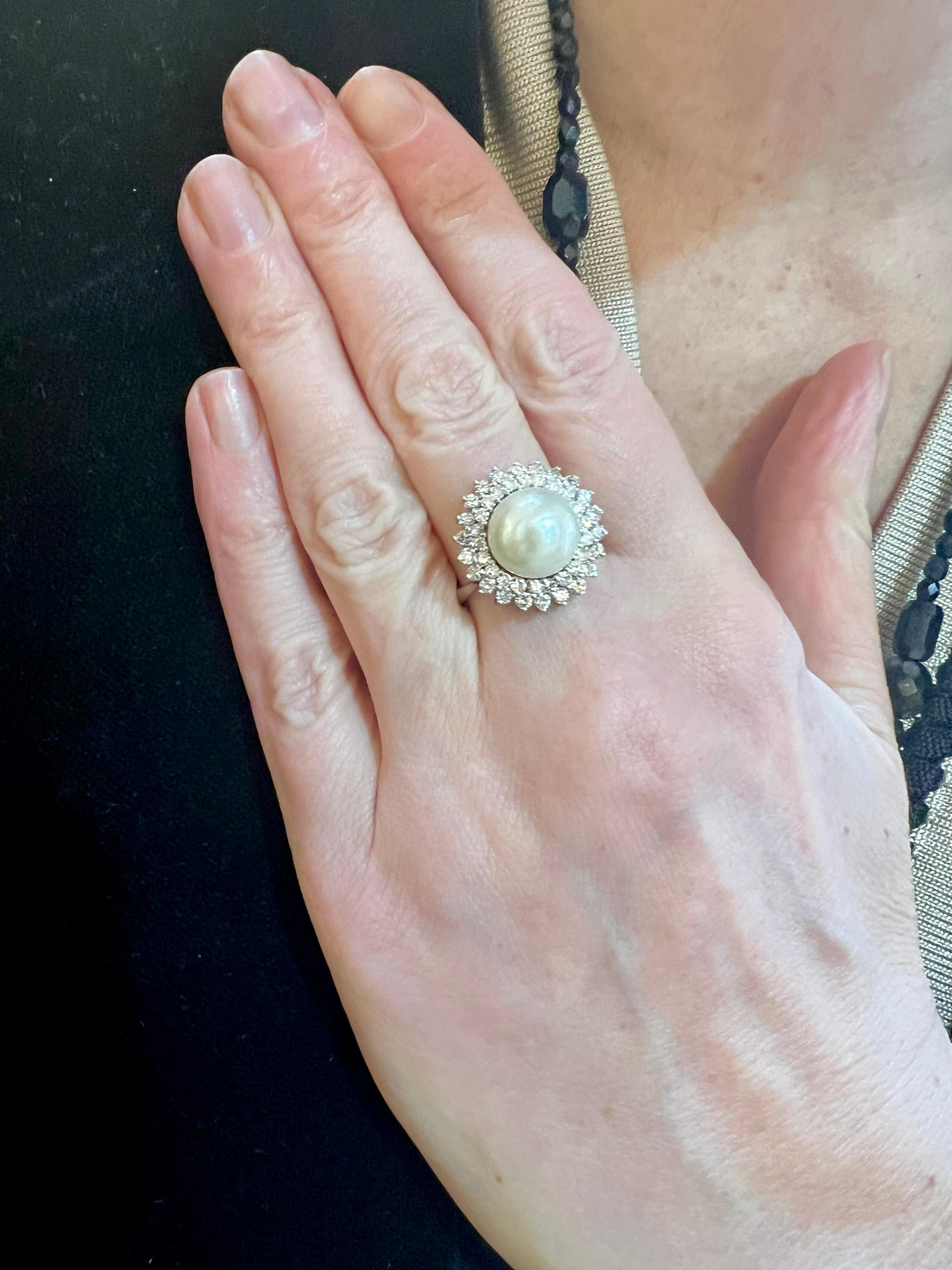 Gänseblümchenring mit 10 mm Perlen und Diamanten aus 18 Karat Weißgold (Gemischter Schliff) im Angebot
