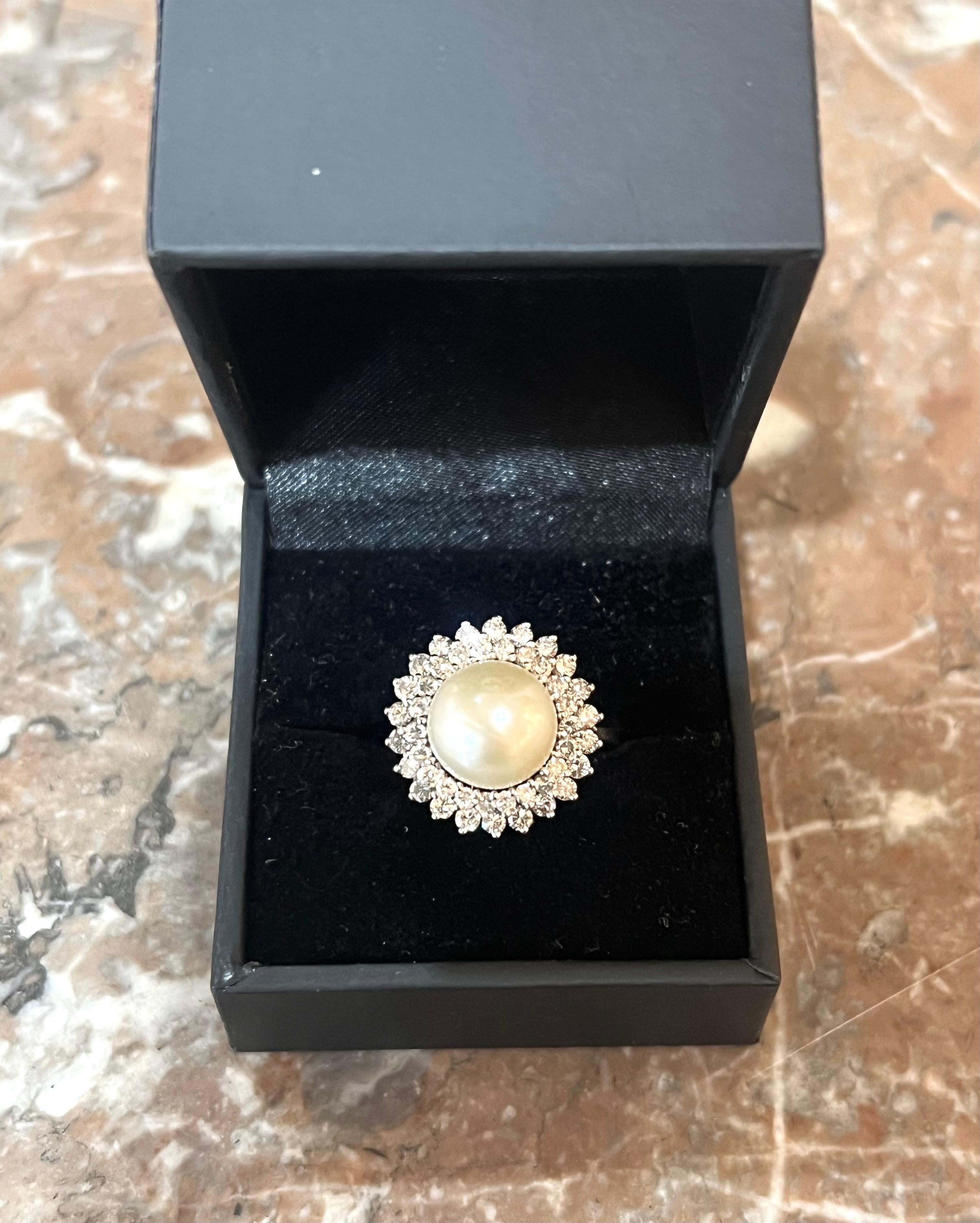 10mm Pearl Diamonds 18 Carat White Gold Daisy Ring In Excellent Condition For Sale In Paris, FR