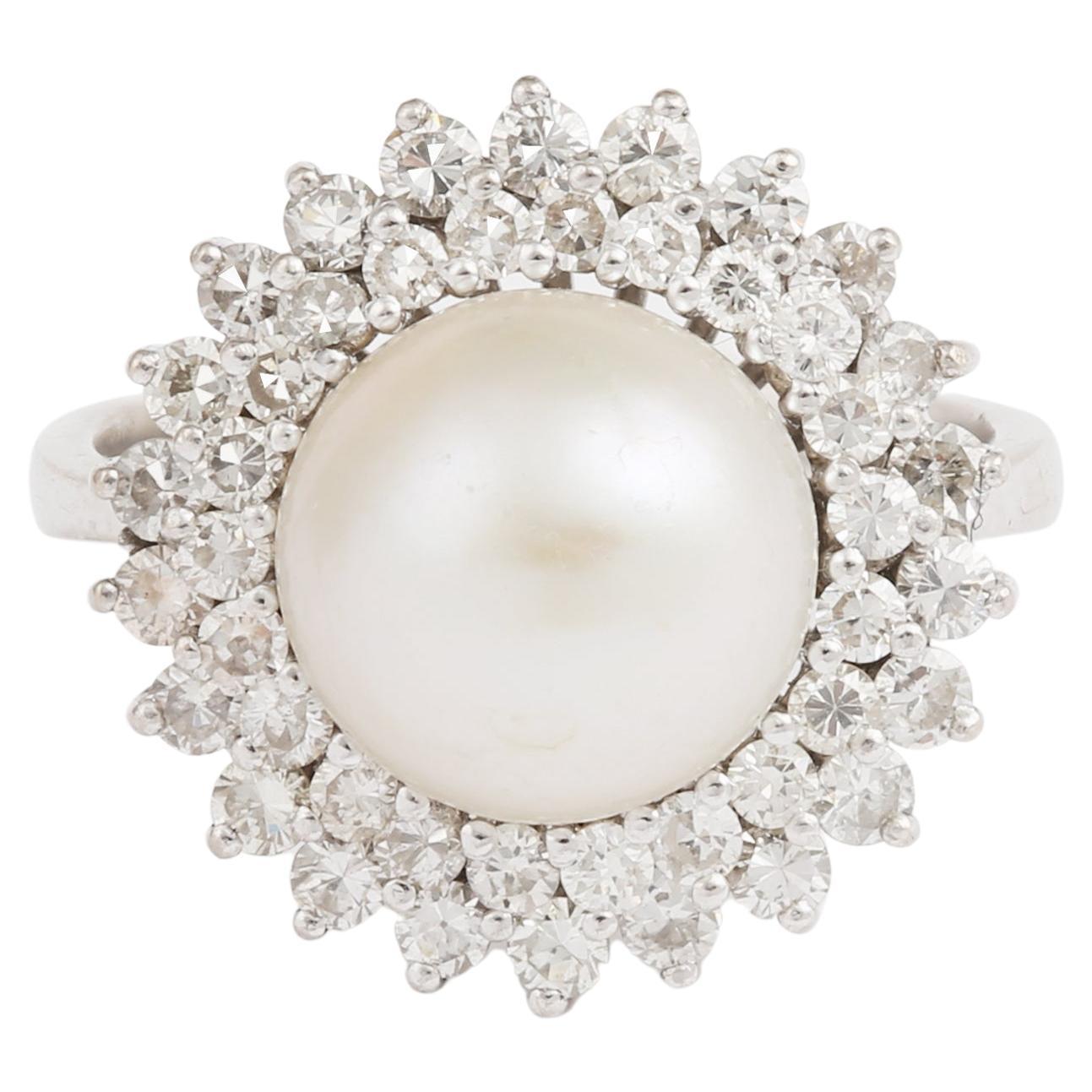 Gänseblümchenring mit 10 mm Perlen und Diamanten aus 18 Karat Weißgold im Angebot