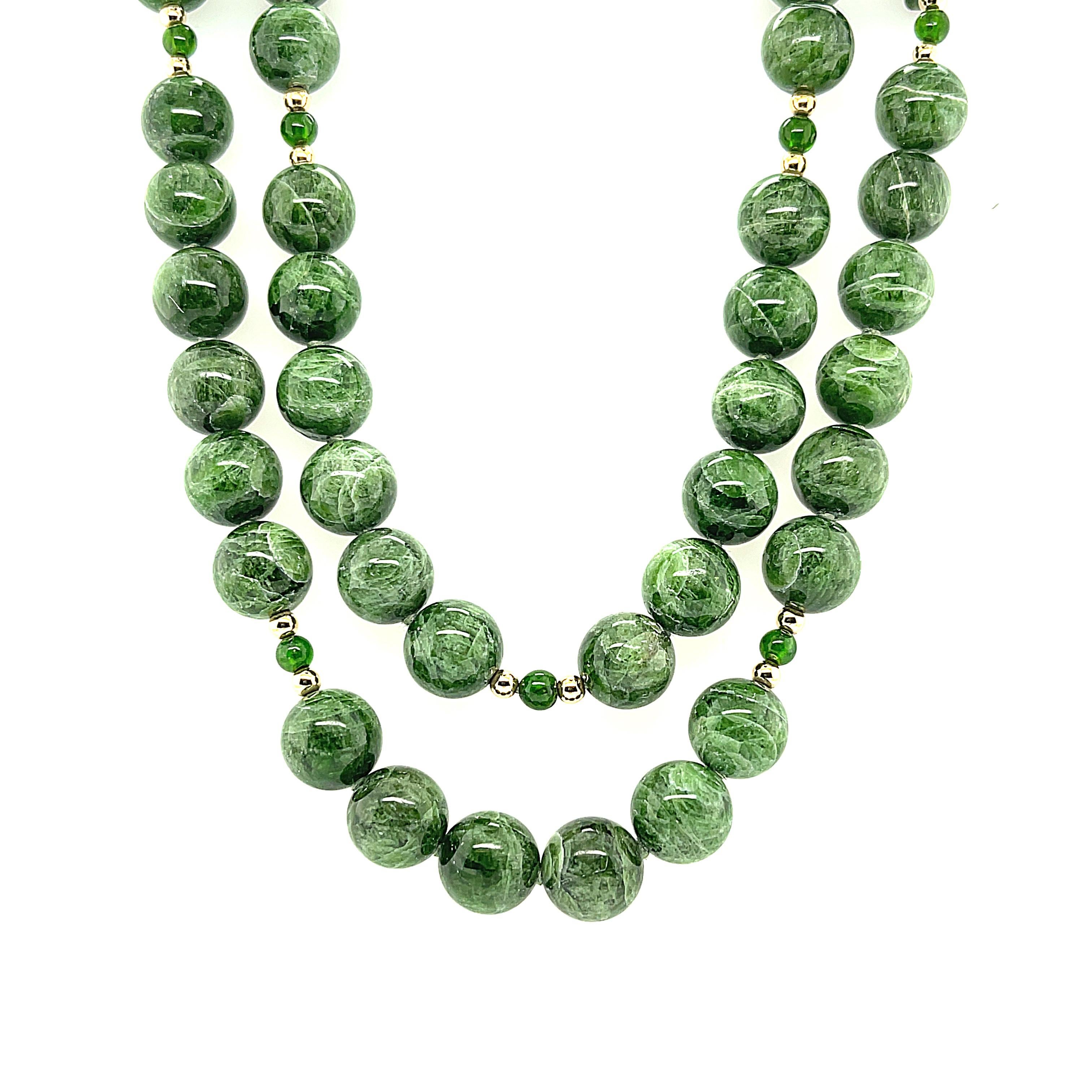 10mm Variegated Chrome Diopside Beaded Necklace with Yellow Gold Accents In New Condition For Sale In Los Angeles, CA