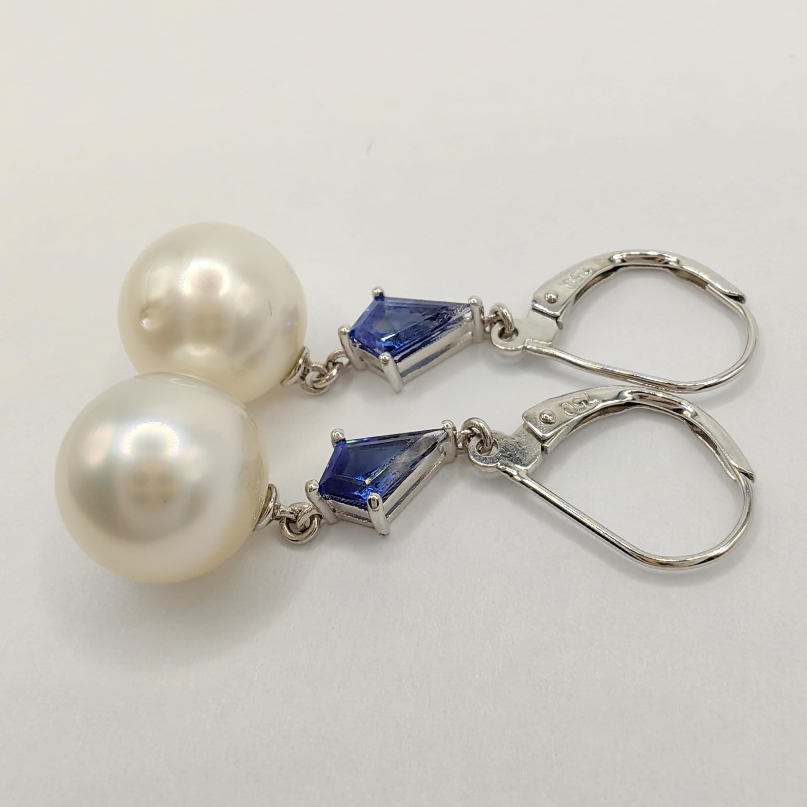 10mm Natural Pearl & Kite Cut Blue Sapphire Dangling Earrings in 18K White Gold In New Condition For Sale In Wan Chai District, HK