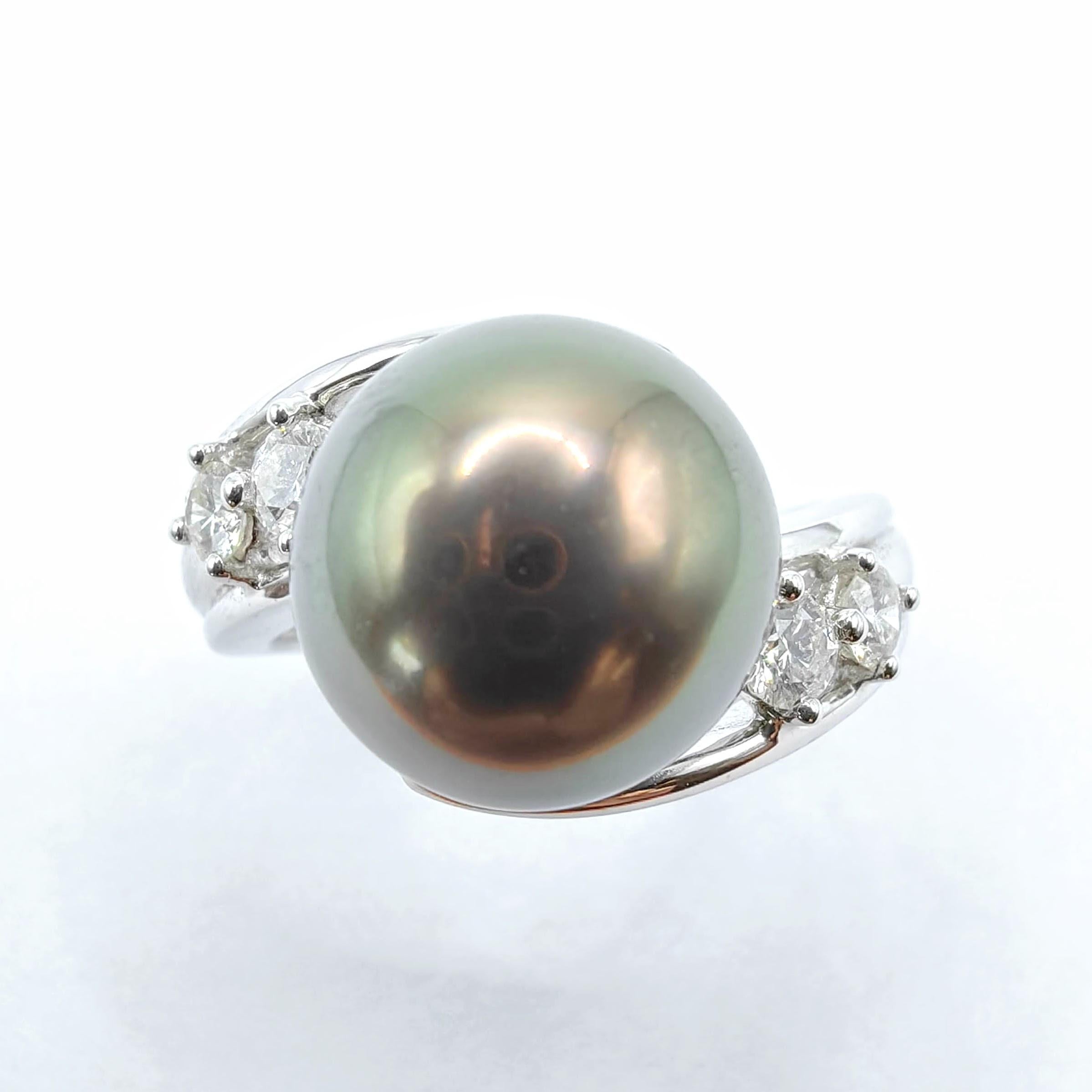 Mezcla perfecta de elegancia moderna y sofisticación atemporal, este Anillo de Diamantes y Perla Negra de Tahití de 10 mm en Oro Blanco de 18 quilates está diseñado para cautivar. En el corazón de esta exquisita pieza hay una lustrosa perla negra de
